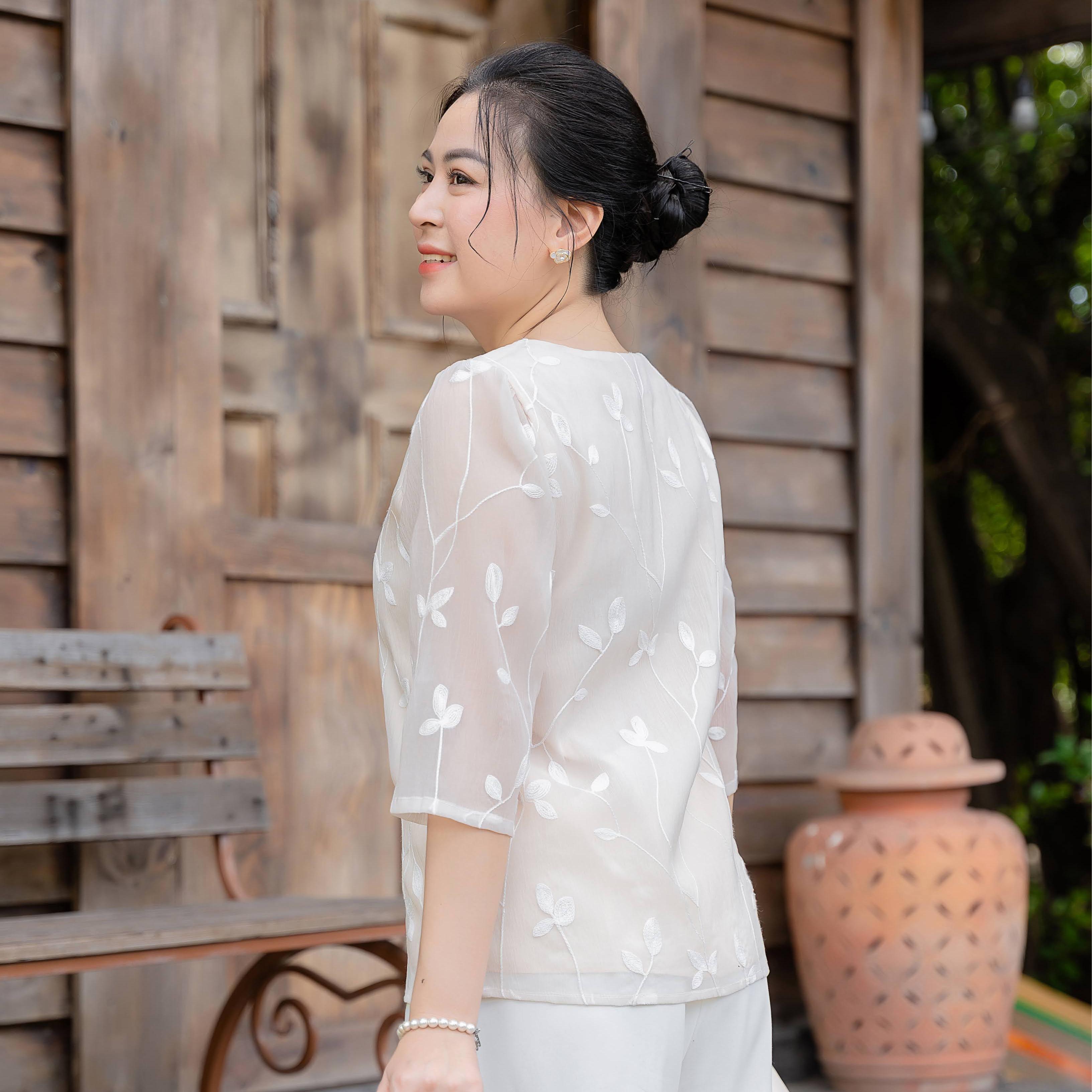 GUMOM - Áo Kiểu Trung Niên U50 U60 Cao Cấp Cổ Tròn Tay Lỡ Thêu Hoa Sang Trọng Cho Nữ - Women Nhung Kem Nho_thumbnail_7