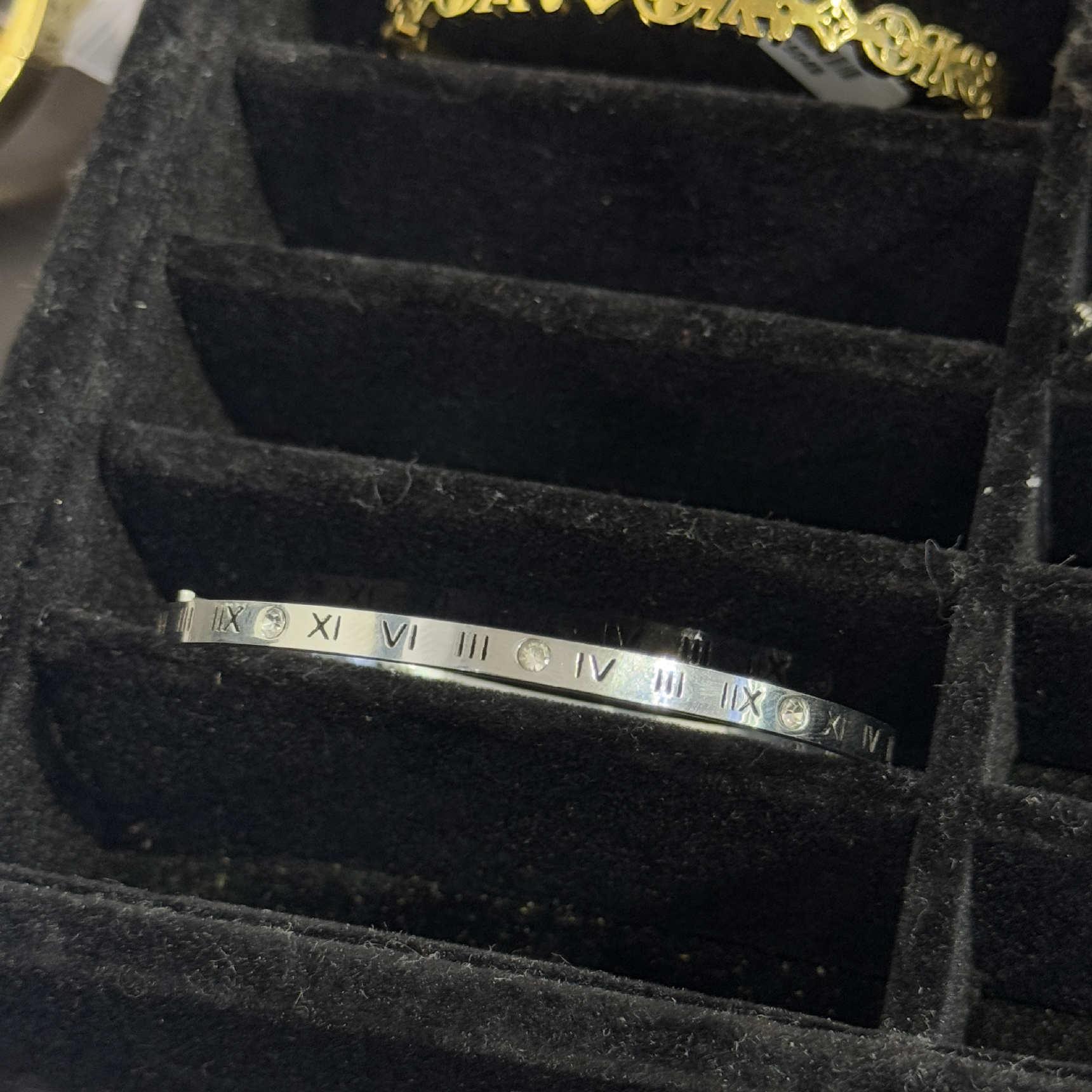 vòng tay titan cuff bạc khắc số la mã kim cương rải_thumbnail_2