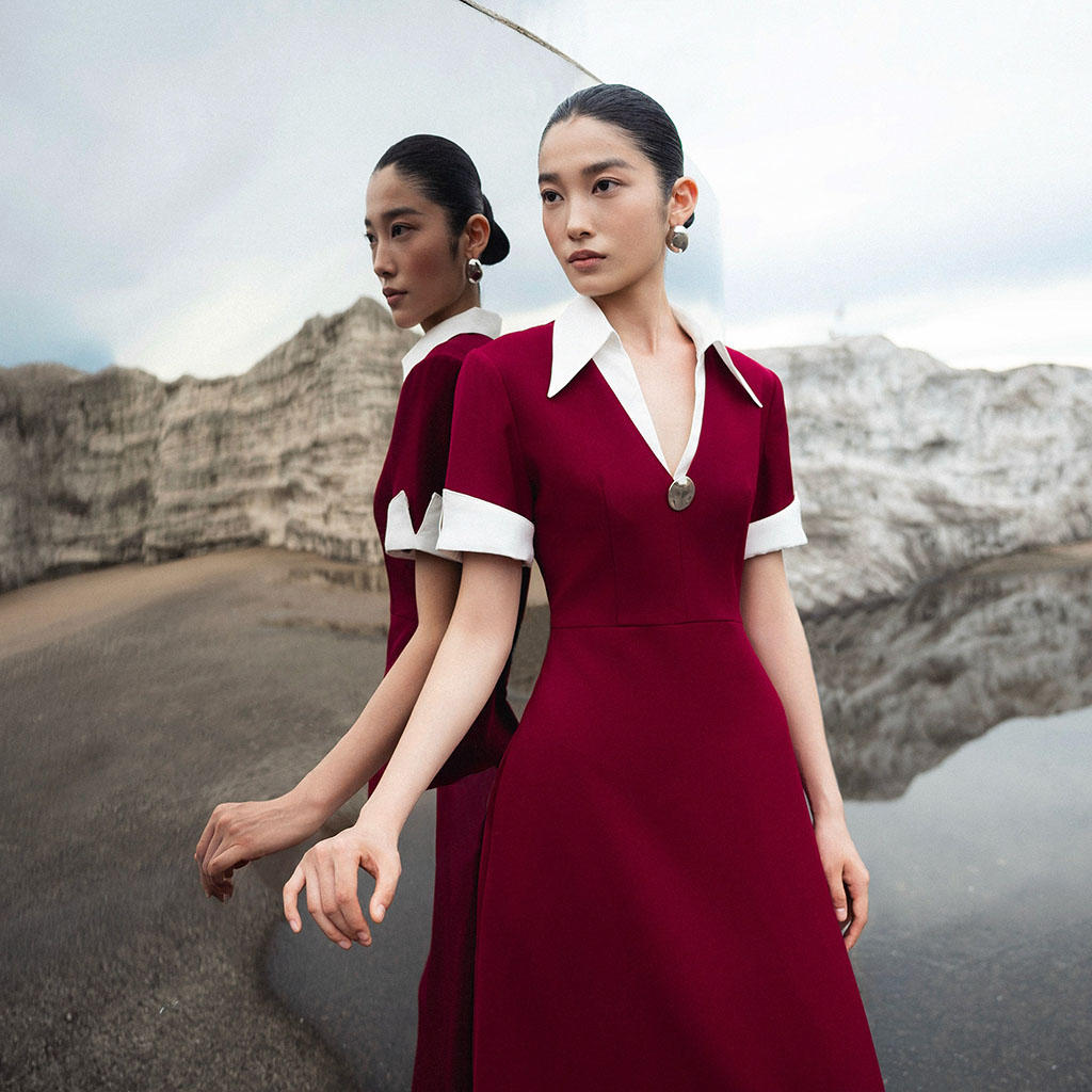 V-neck creates a visual effect that helps lengthen the neck and makes the figure more graceful