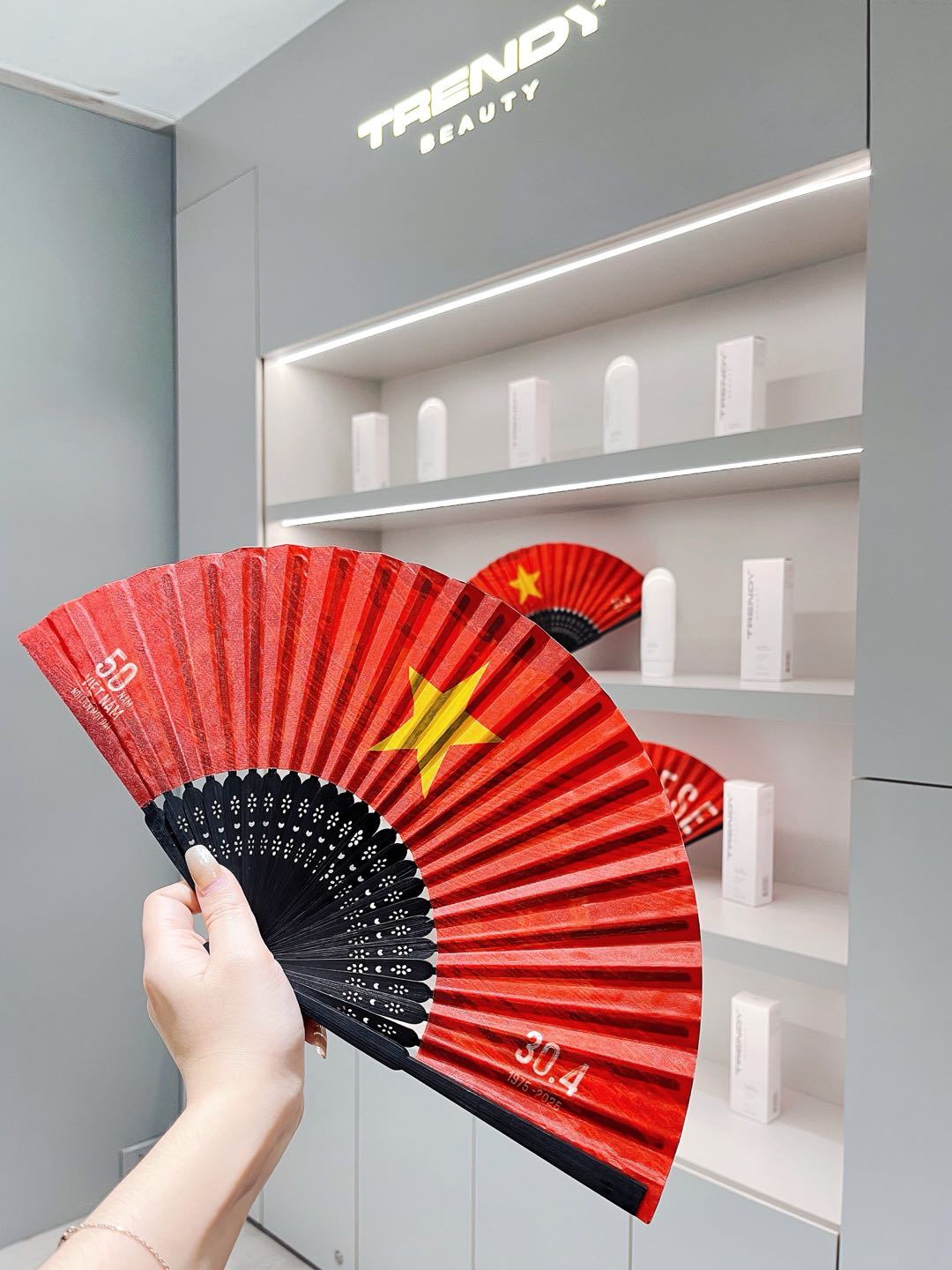 [QUÀ TẶNG KHÔNG BÁN] - QUẠT CẦM TAY TRENDY BEAUTY 30-4_thumbnail_0