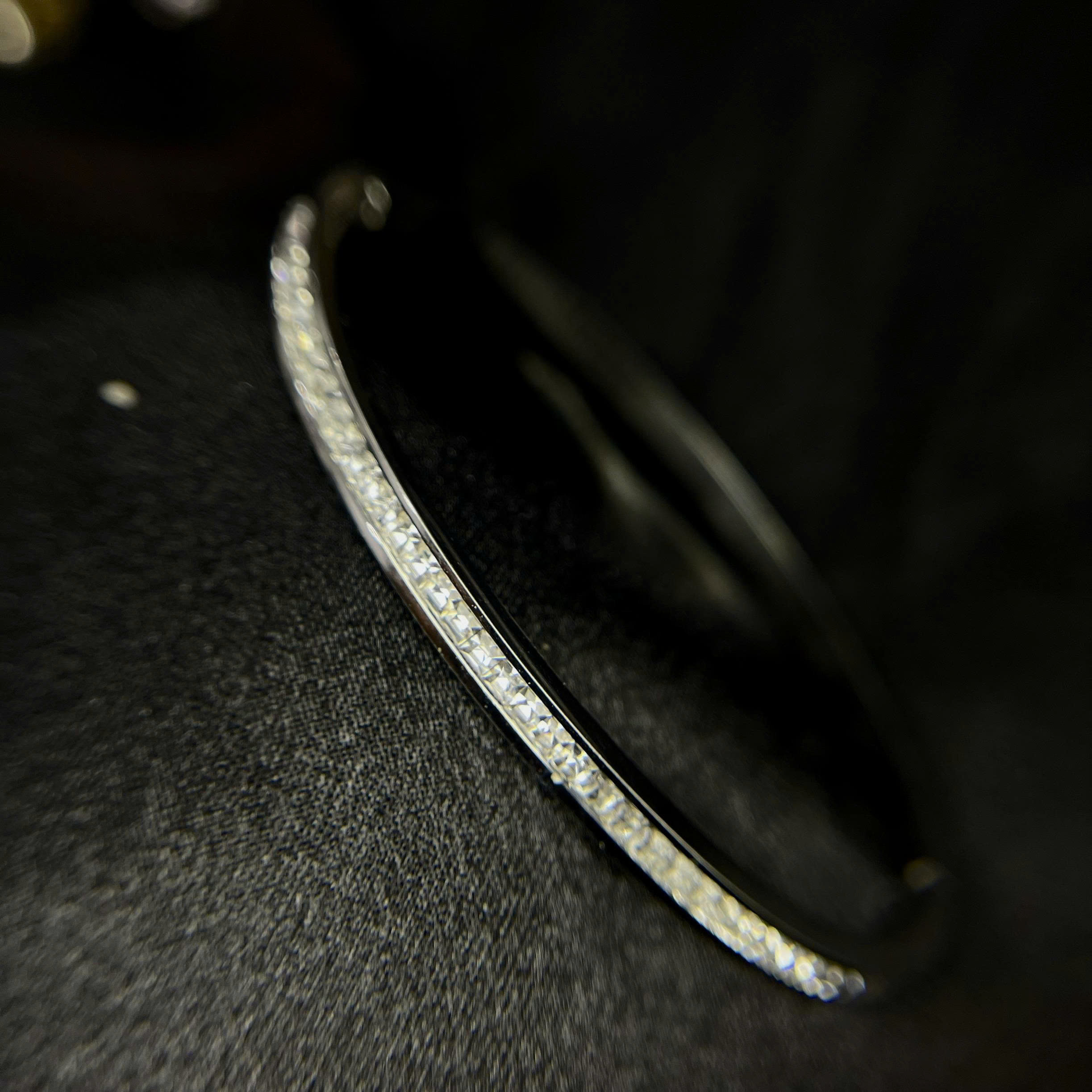 Vòng tay cuff dãy đá vuông trắng._thumbnail_2