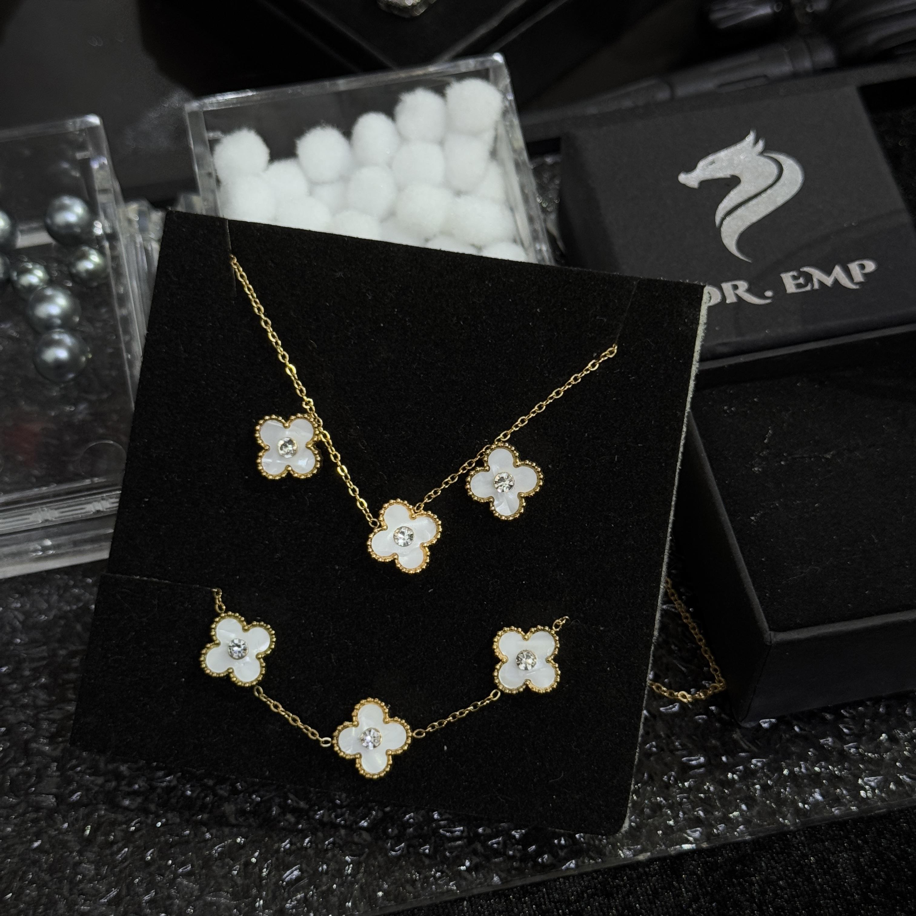 set ba món Van Cleef and Arpels hình nụ trắng titan.