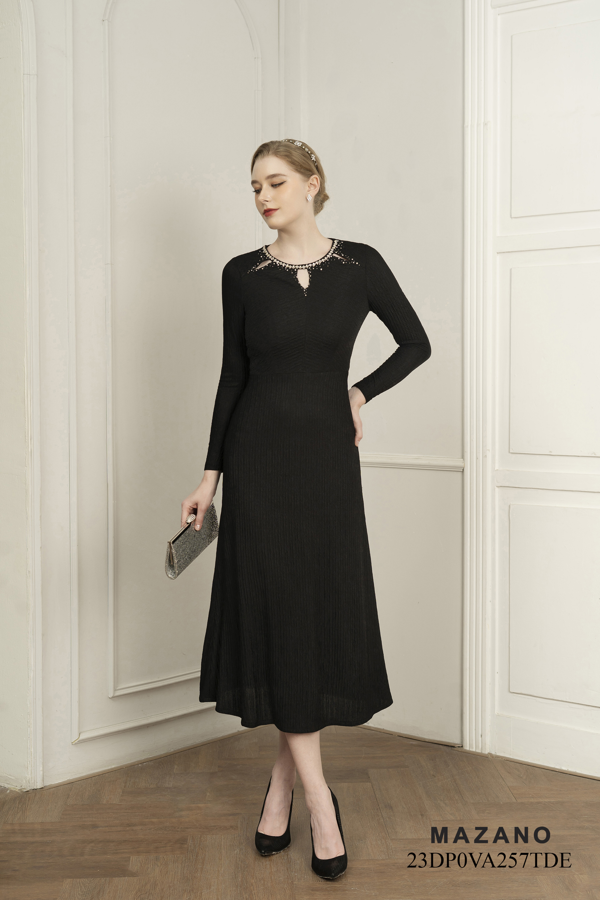 Đầm ôm chân rủ cổ cut out cách điệu đính đá_thumbnail_1