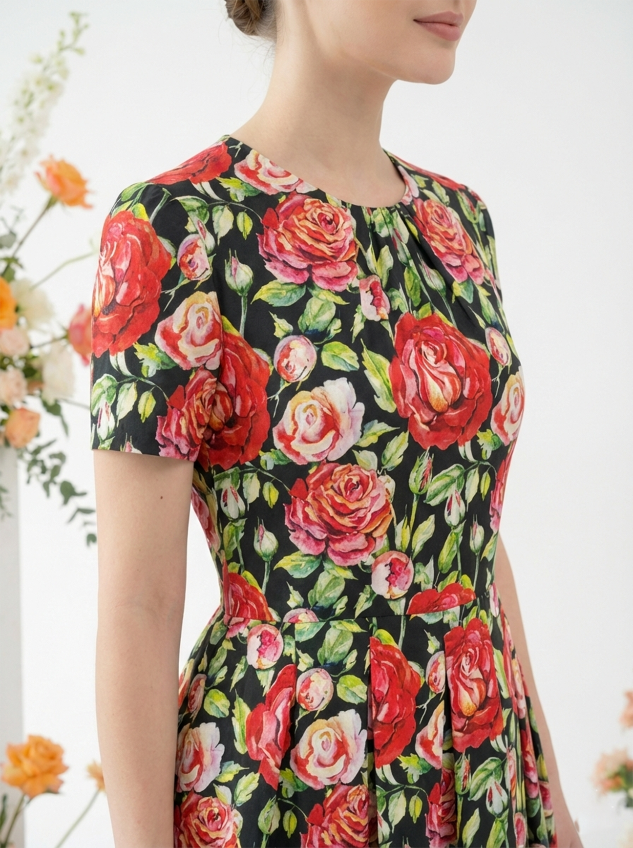 Đầm vải thô lụa in hoa đỏ dáng ôm chân xếp ly cổ tròn tay ngắn thiết kế MAZANO_thumbnail_4