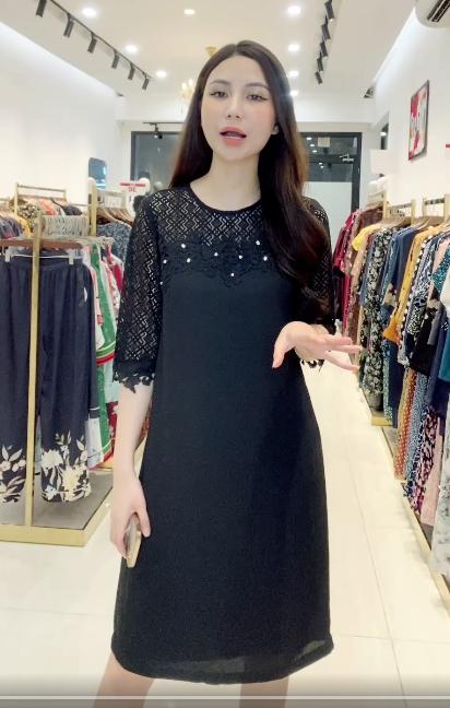 Đầm đen suông phối ren ngực đính đá