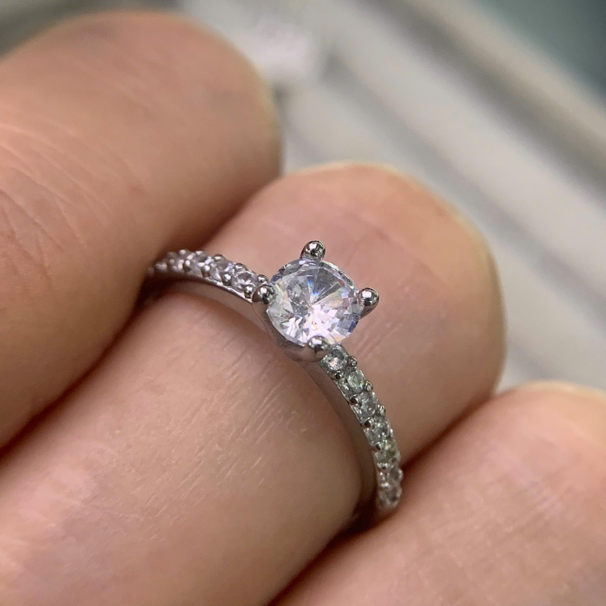 nhẫn kiểu titan viền kim cương đính đá nhỏ 6_thumbnail_3