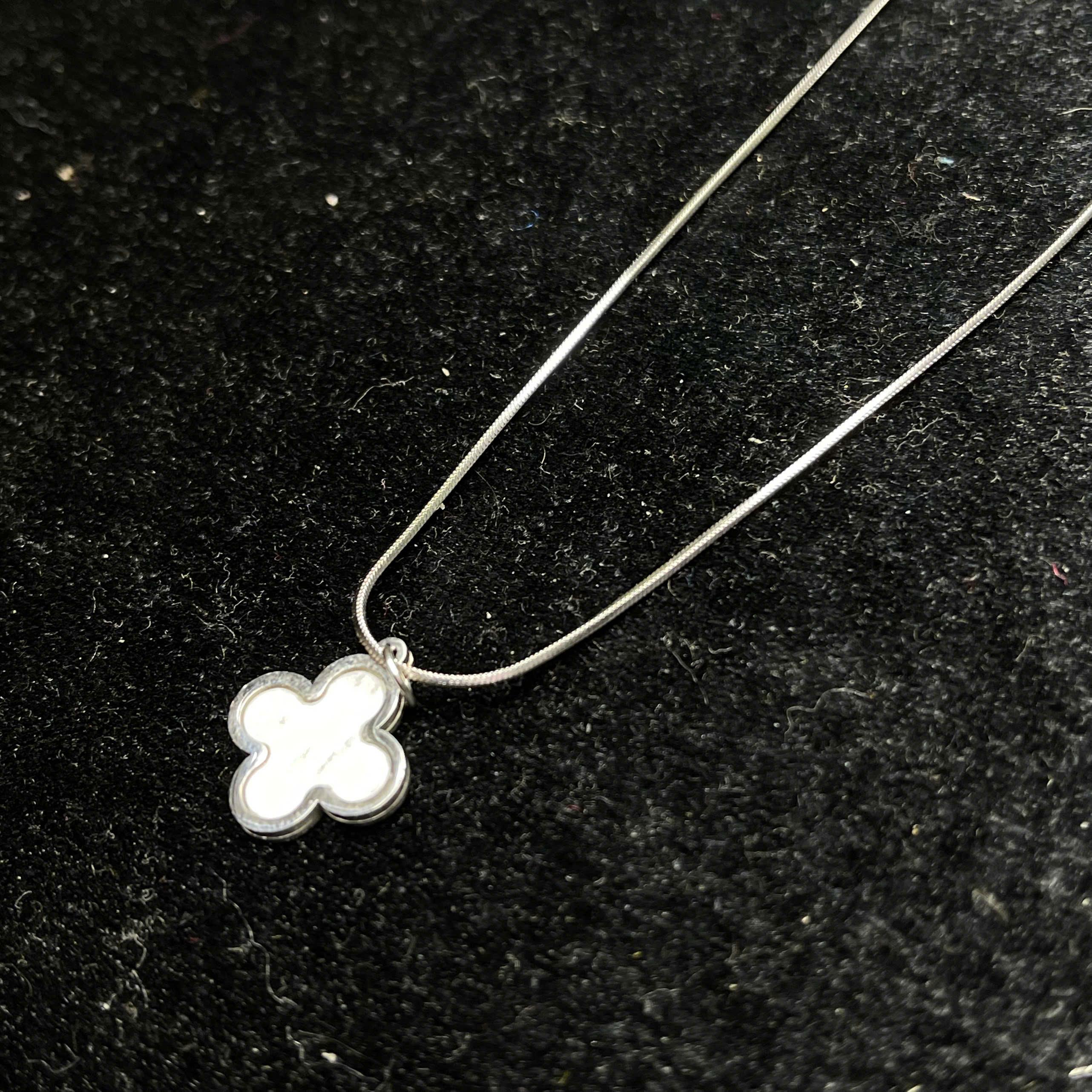 vòng cổ titan van cleef trắng xà cừ 