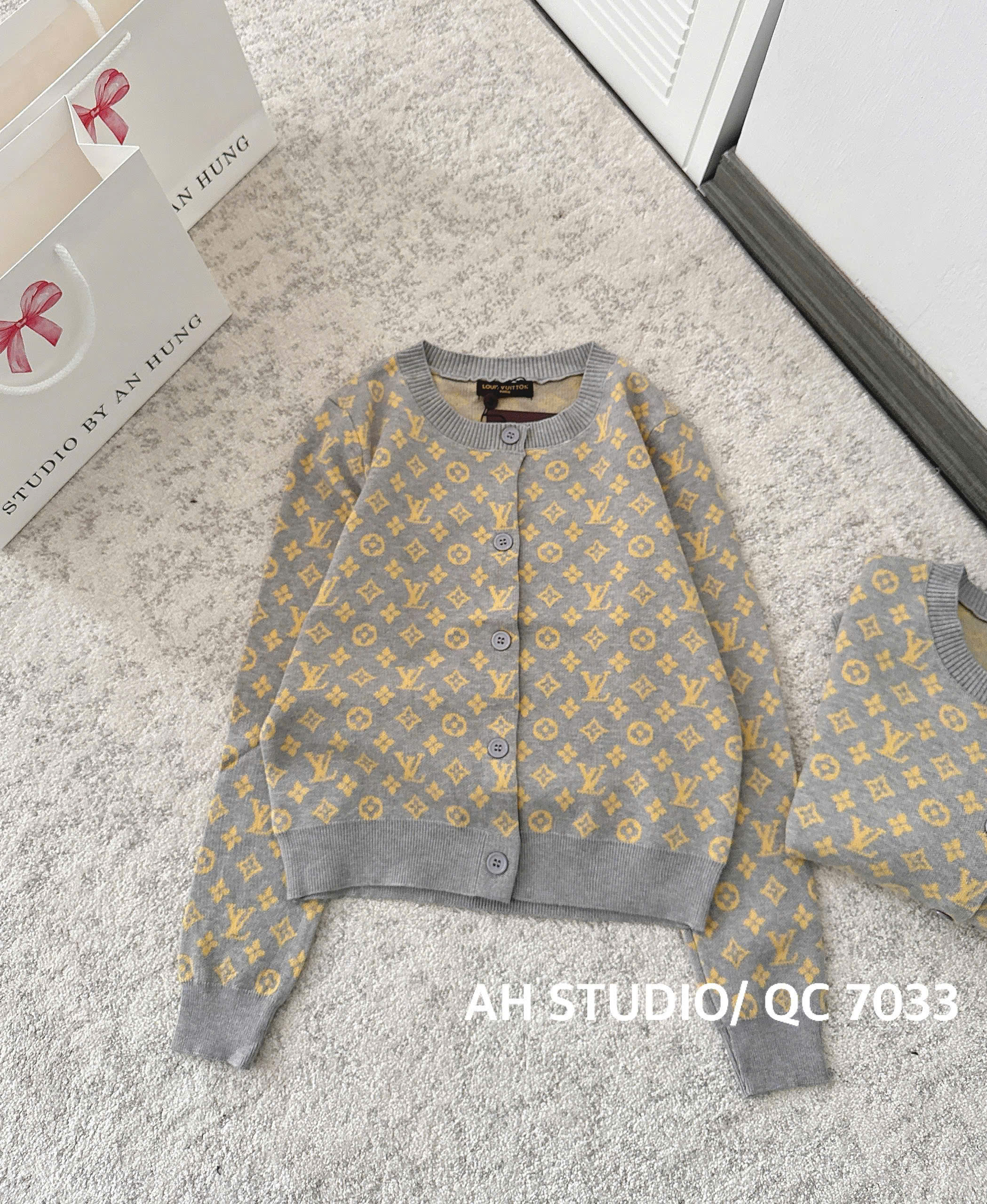 HA296 - Áo len xám họa tiết vàng