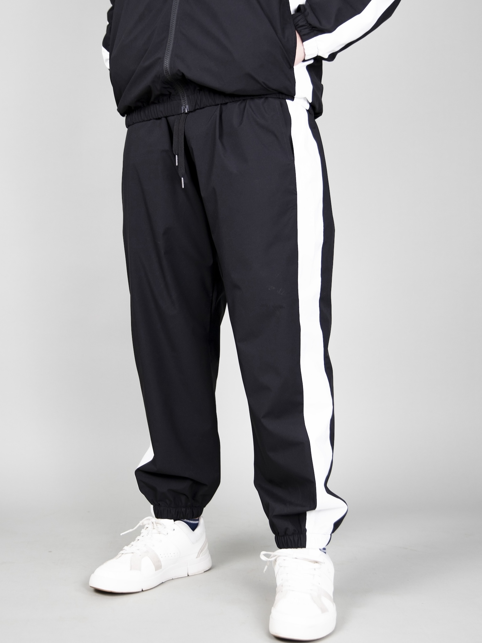 Quần gió 2 lớp đen phối sọc trắng