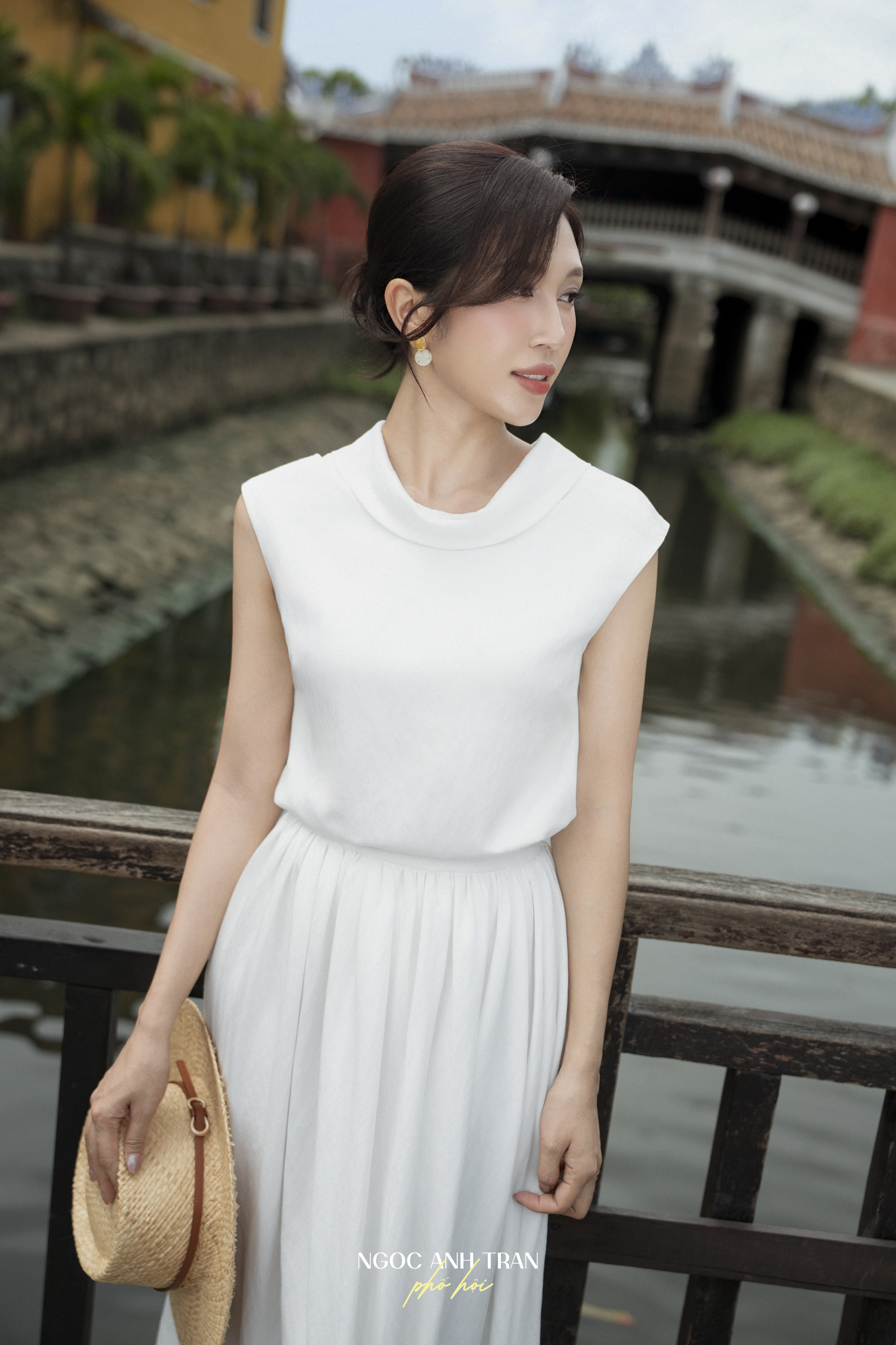 A194 - Set áo lửng kem cổ tròn kèm chân váy