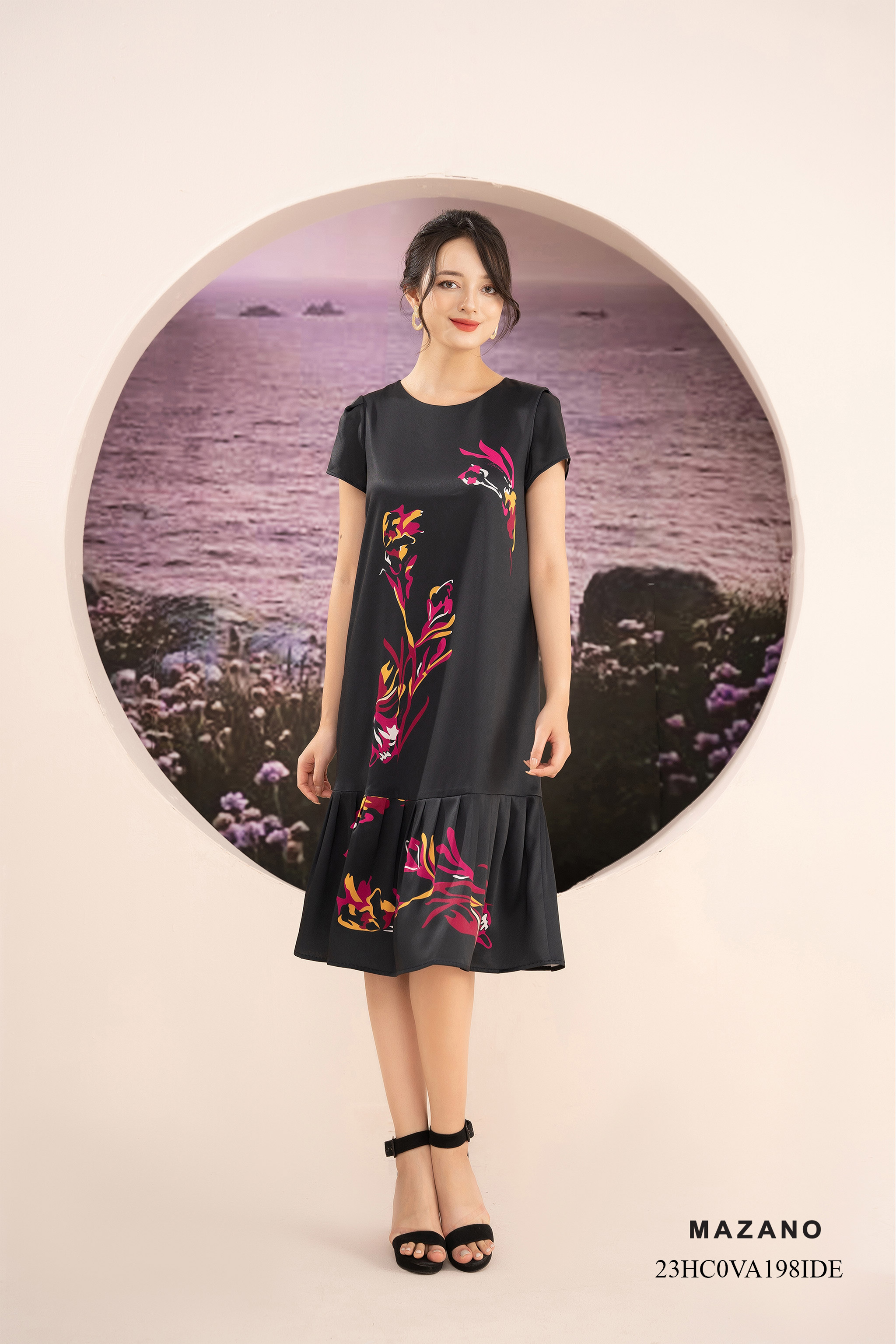 Đầm suông đen dáng chữ A xếp ly chân