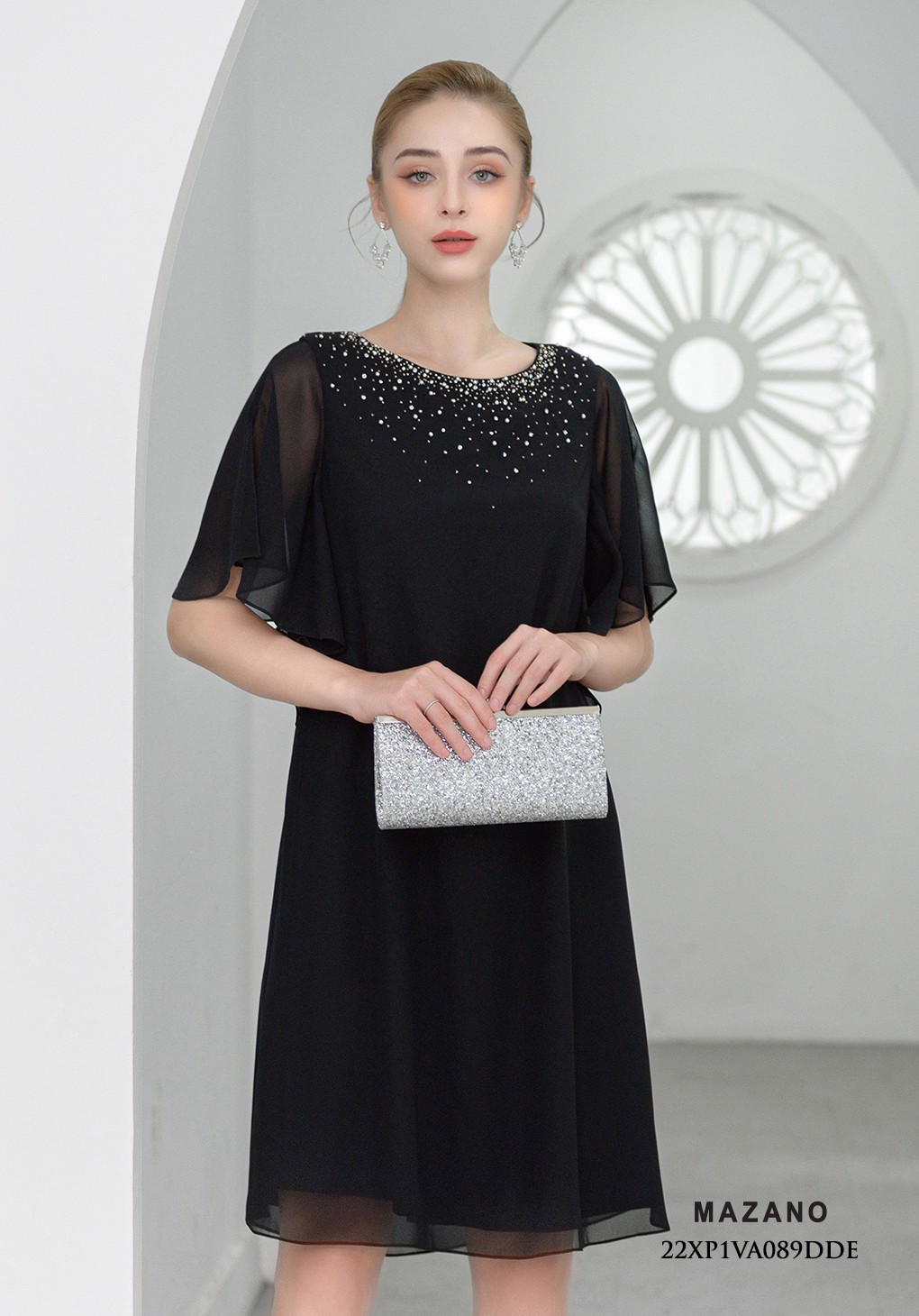 Đầm đen suông tay rủ đính đá cổ