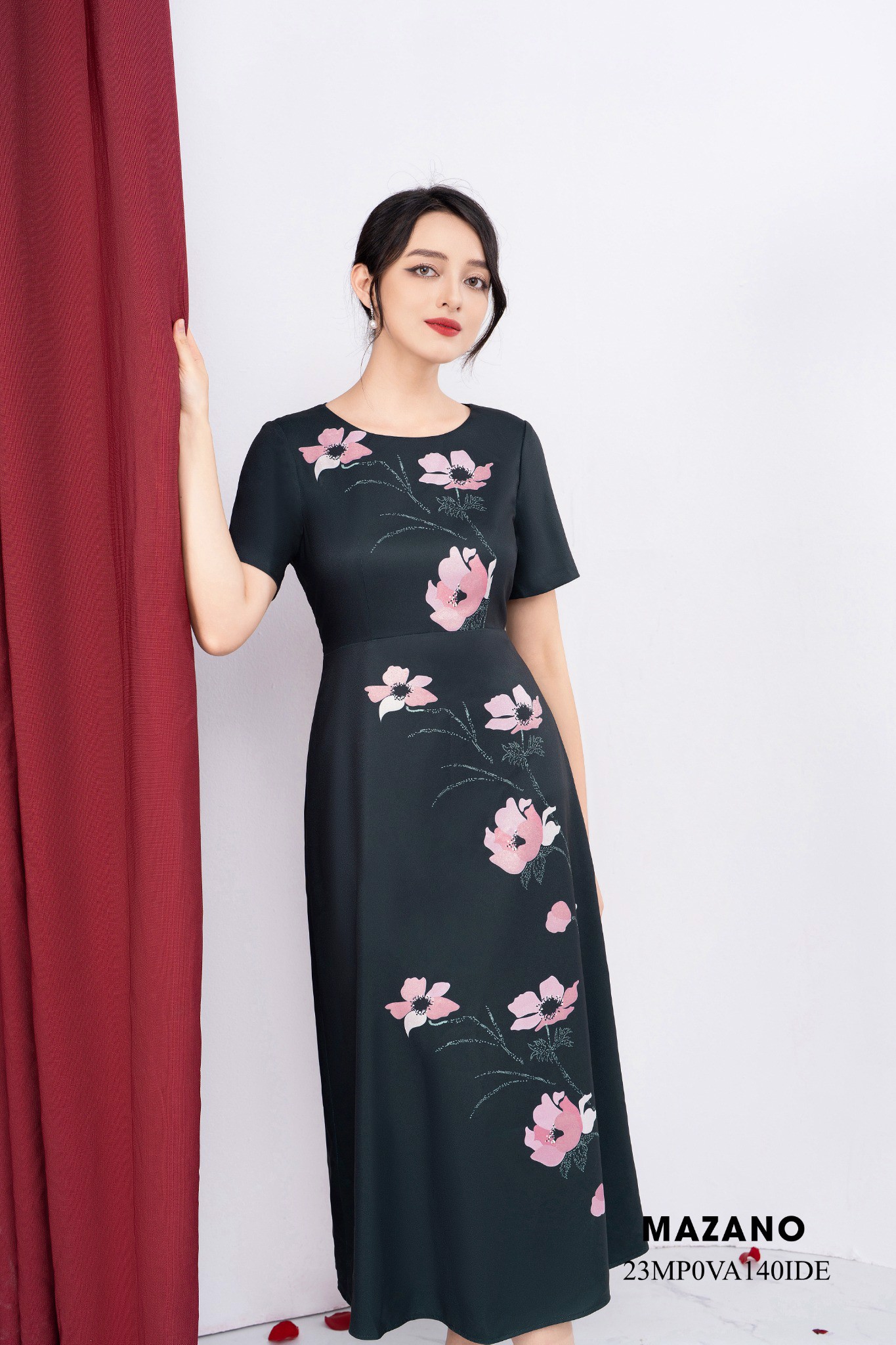 Đầm đen thân ôm chân rủ dự tiệc in họa tiết