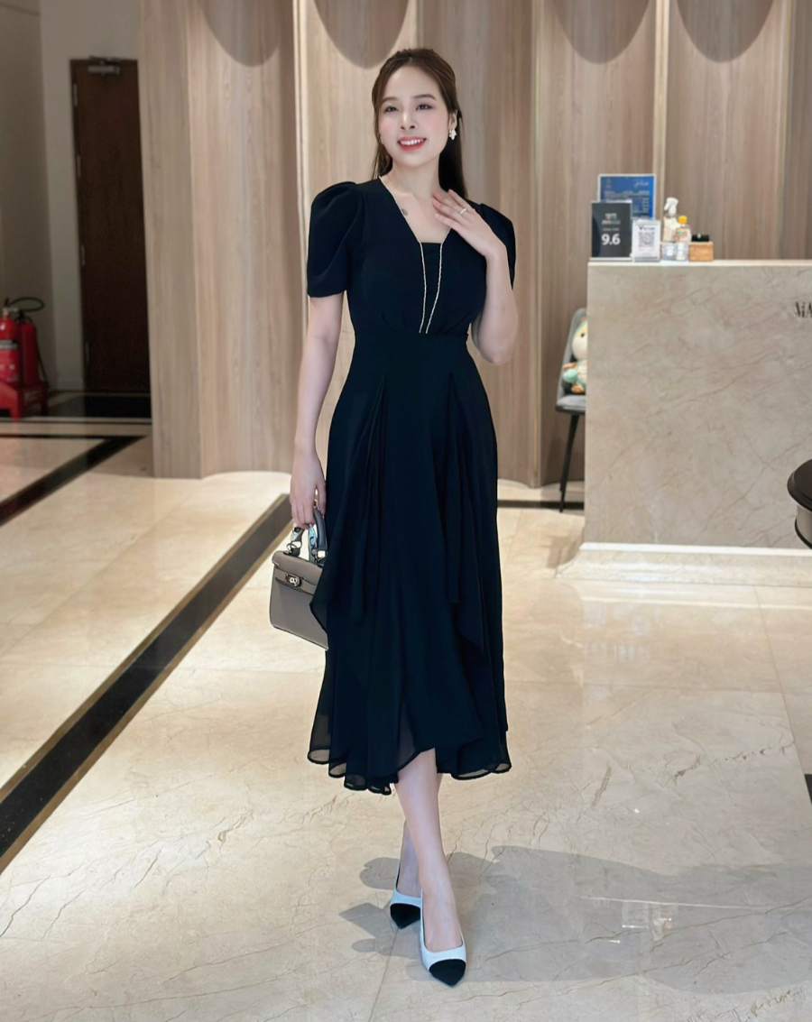 Đầm xòe thiết kế tay con cổ V phối đá