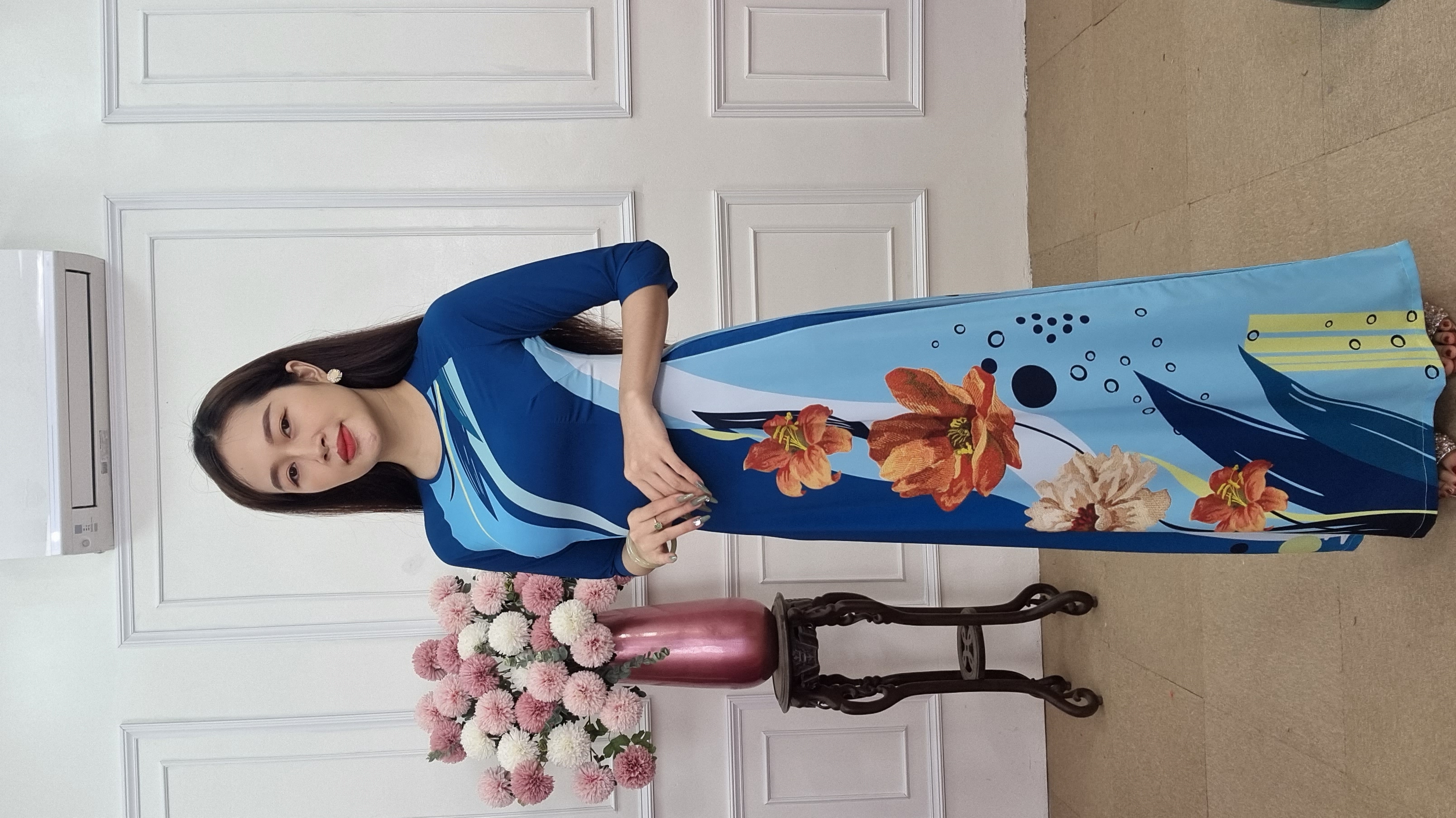 A2050  áo dài lụa nhật tròn lỡ nền xanh than pha xanh biển hoa huệ cam cháy