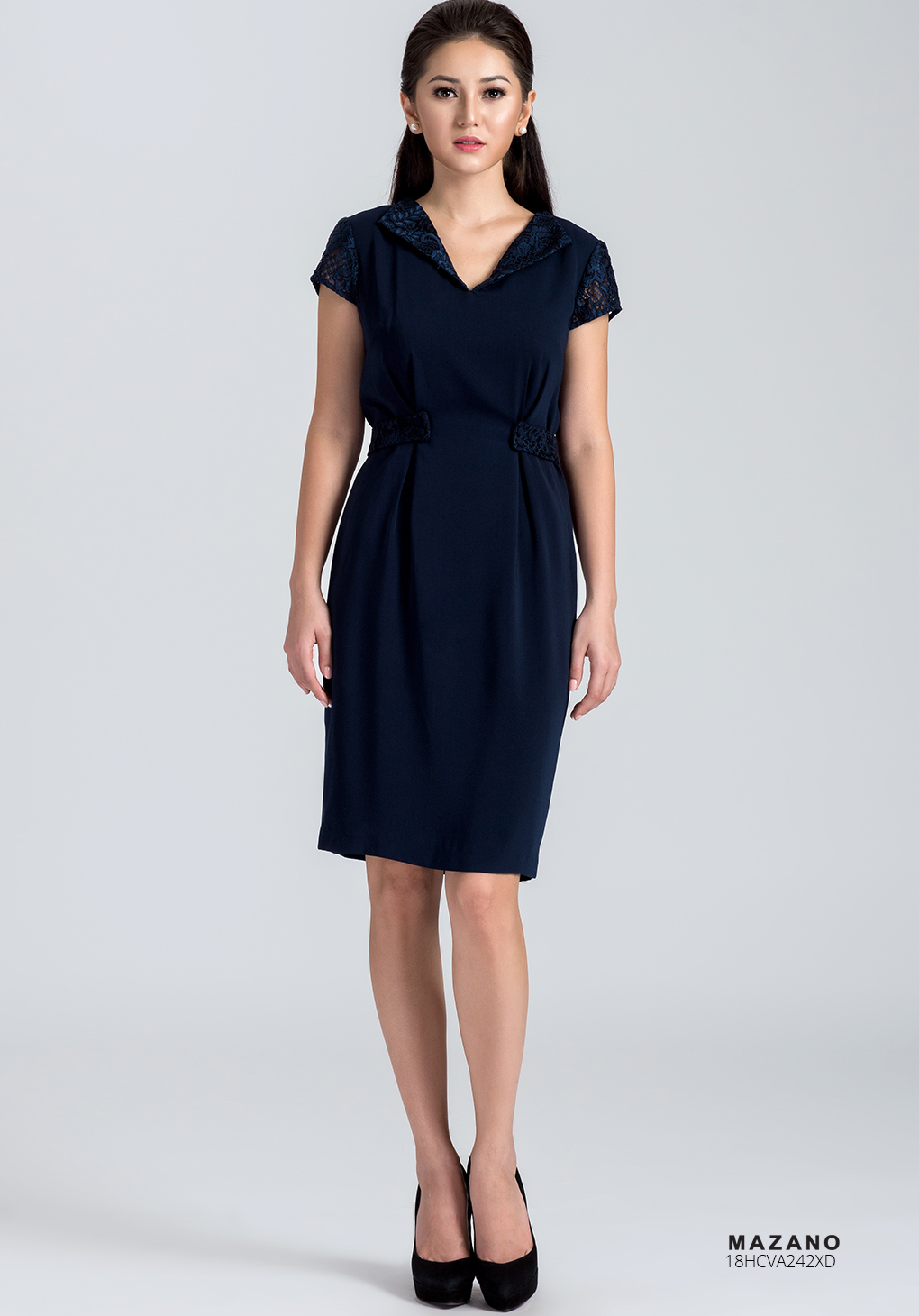 Váy xanh phối đai eo cổ V