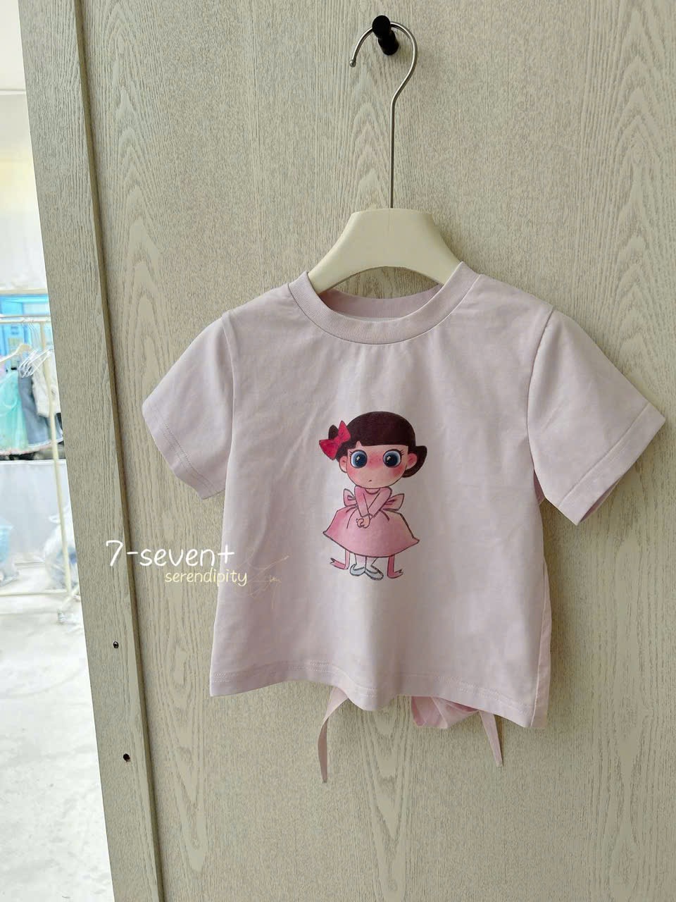 (H138) Áo thun cộc tay màu hồng hoạ tiết cô bé hãng Seven