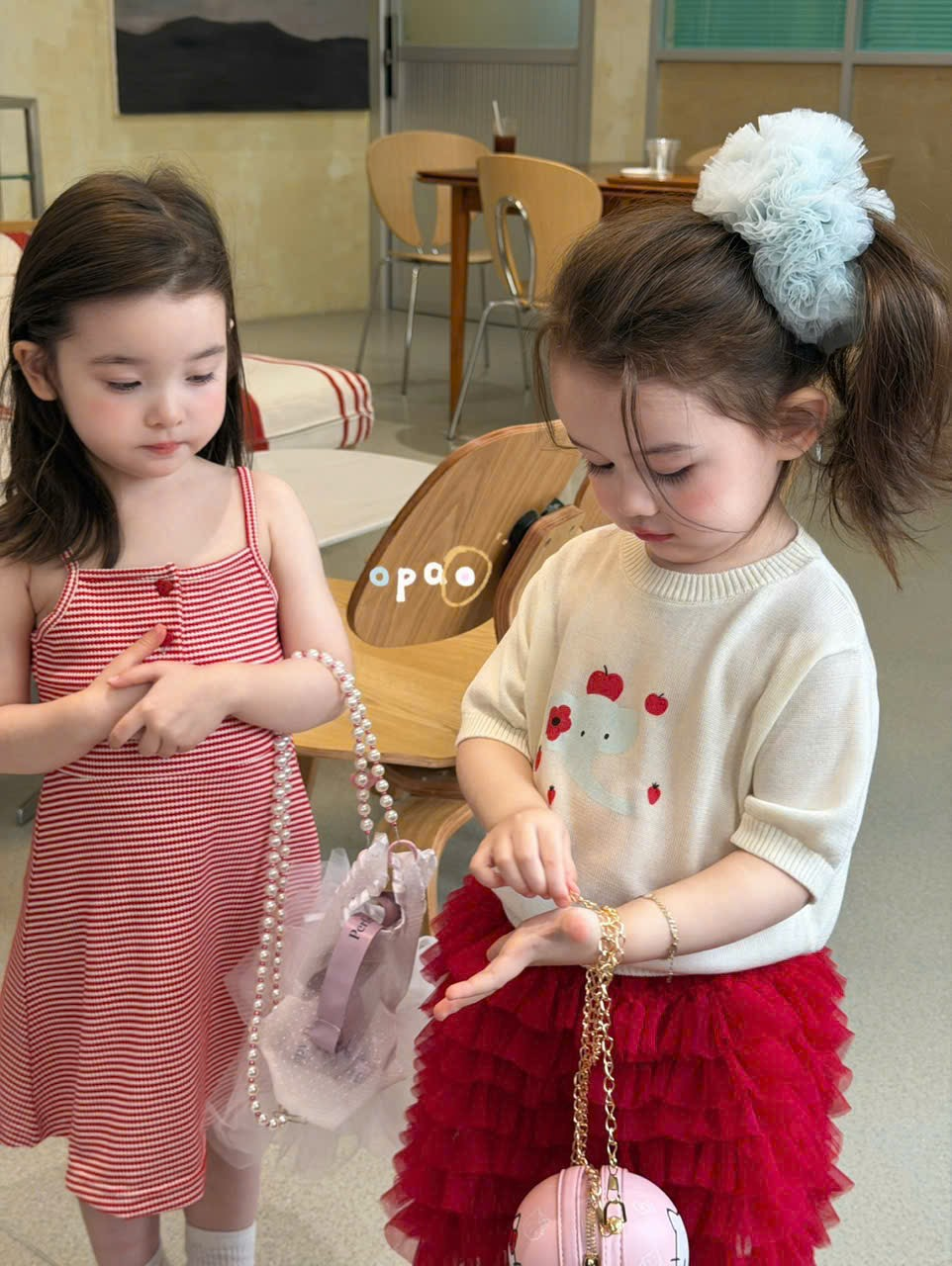 E222 - Váy 2 dây kẻ đỏ trắng dáng suông hãng Opao  (Sz90-130)_thumbnail_0