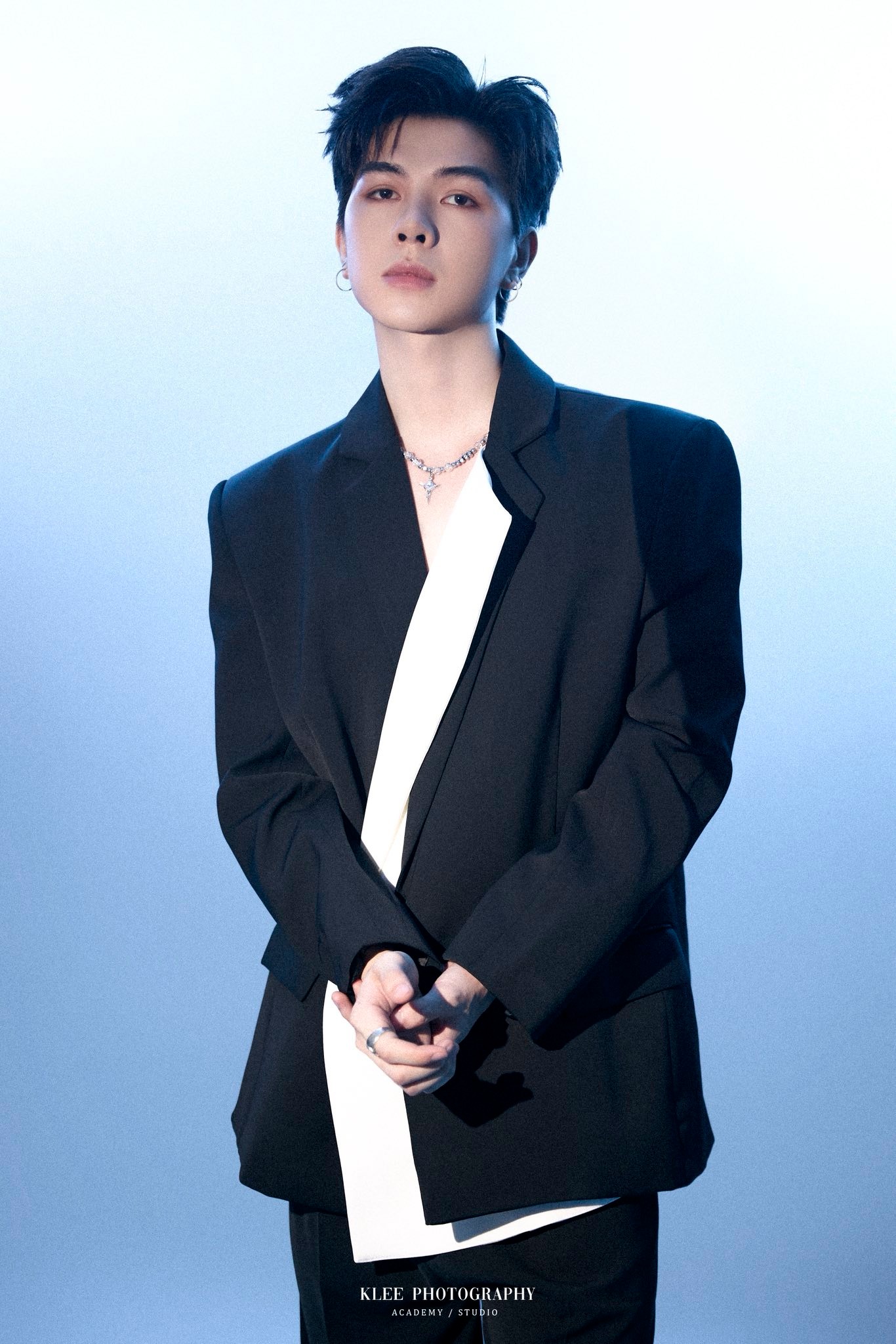 Suit đen phối trắng – Tối giản & thời thượng_thumbnail_2