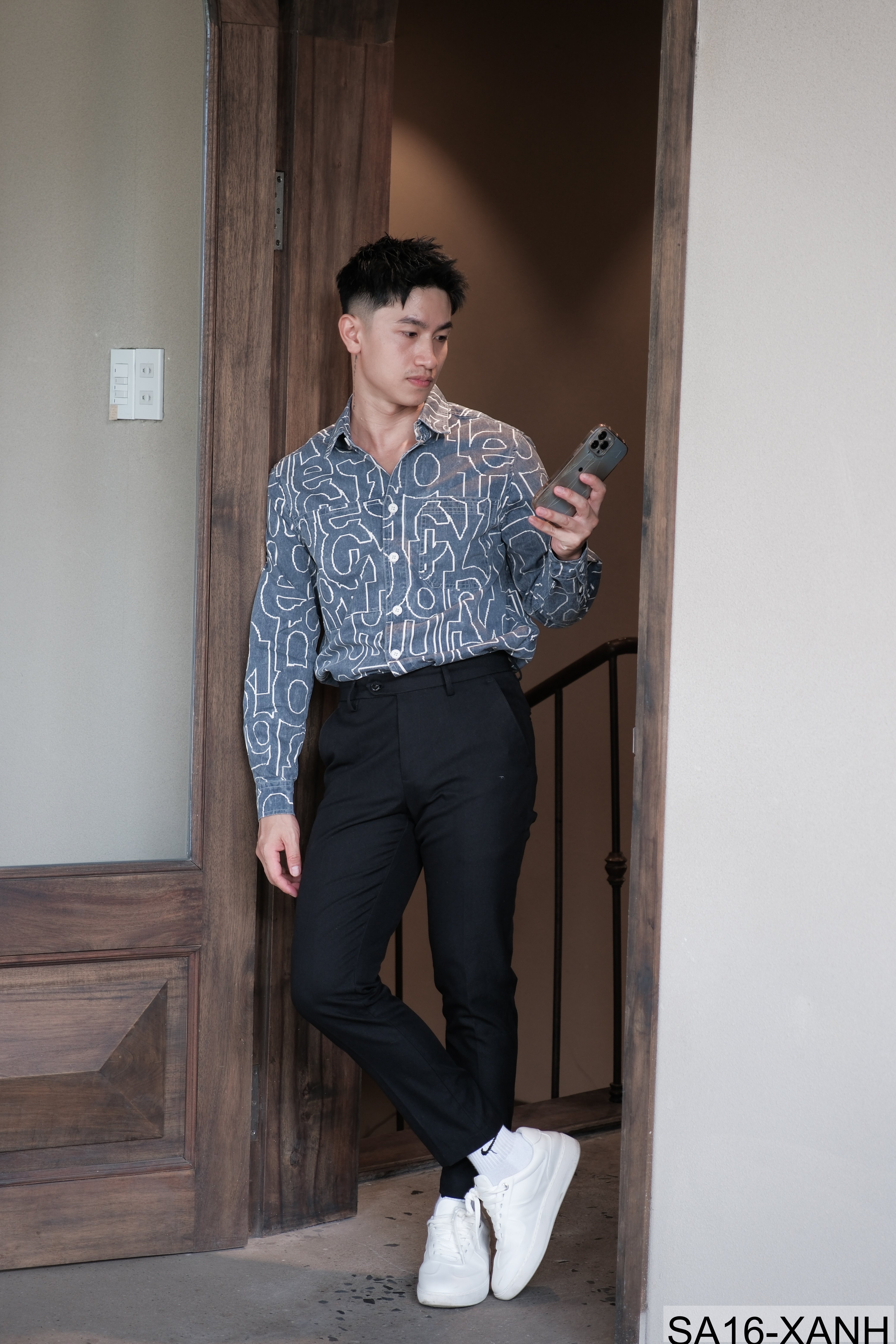 SA16 - Áo Sơ Mi Nam Tay Dài In Chữ Nghệ Thuật Dáng Rộng Phong Cách Thời Trang