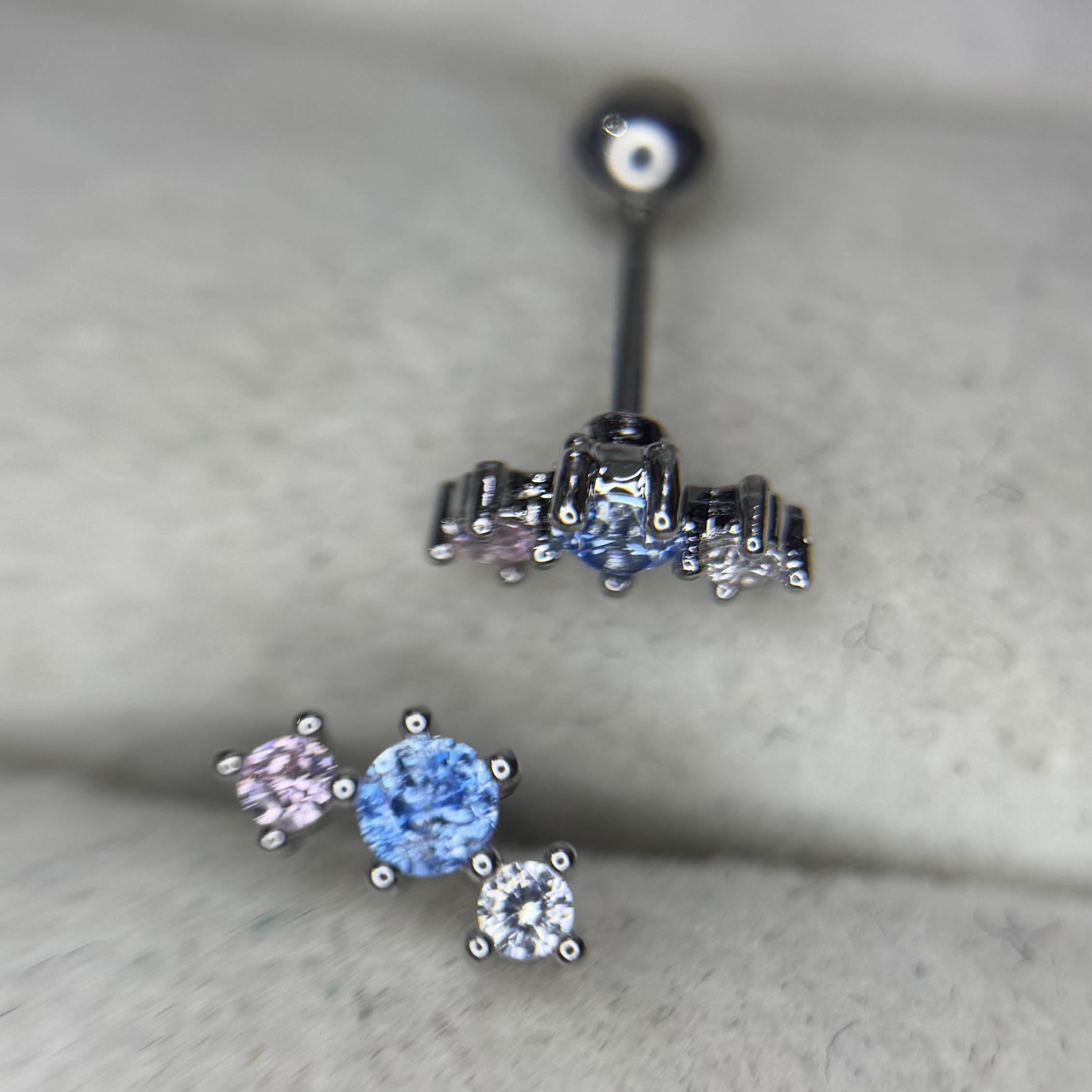 Khuyên kiểu 3 đá xanh hồng dẹt_thumbnail_1