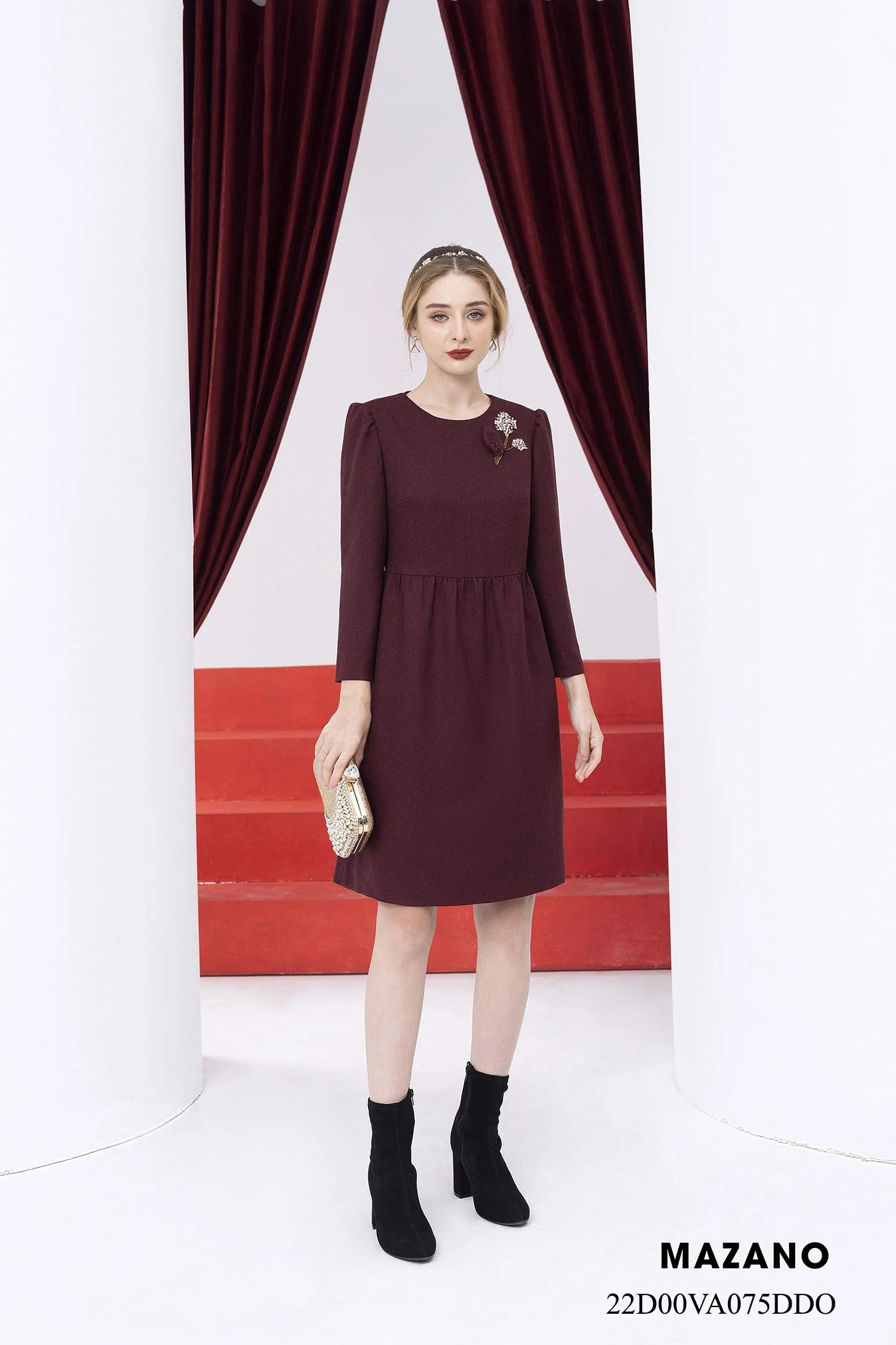 Đầm suông nhún eo đính hoa trang trí