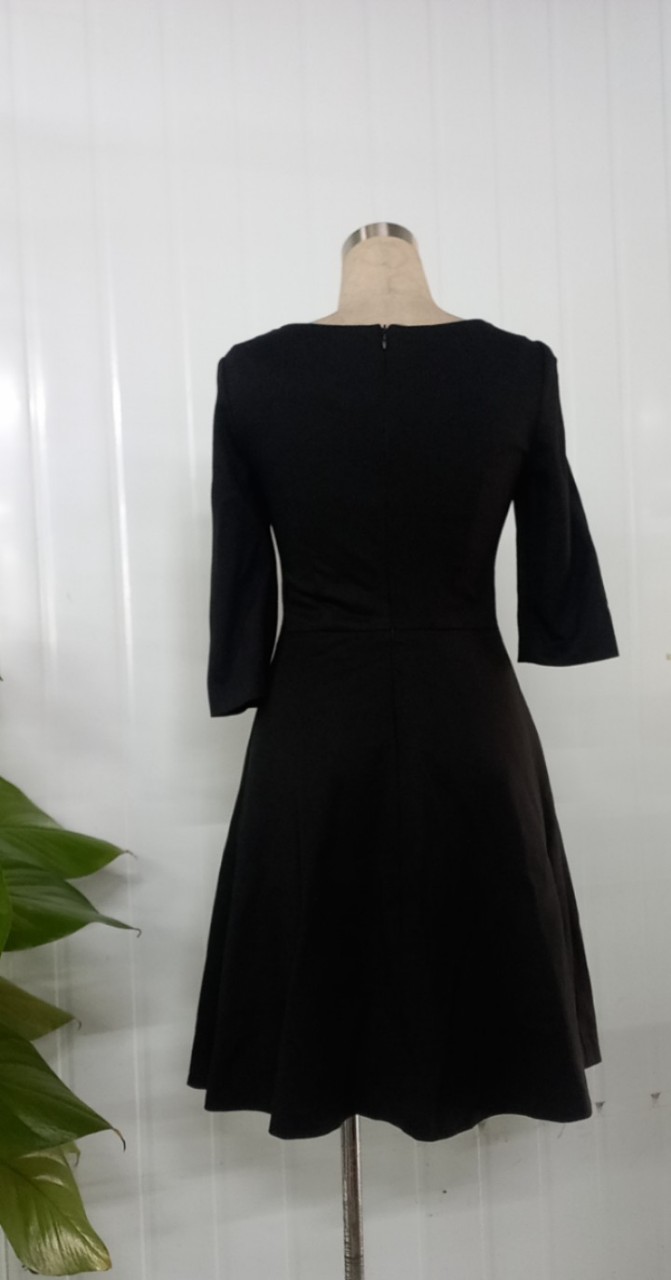 Đầm đen xòe cổ tim tay lỡ