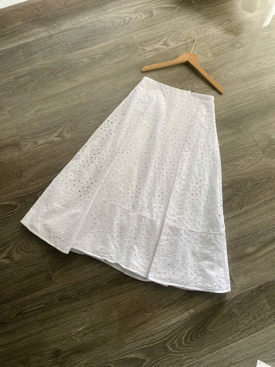 SALE U541 CHÂN VÁY TRẮNG ĐỤC LỖ_thumbnail_1