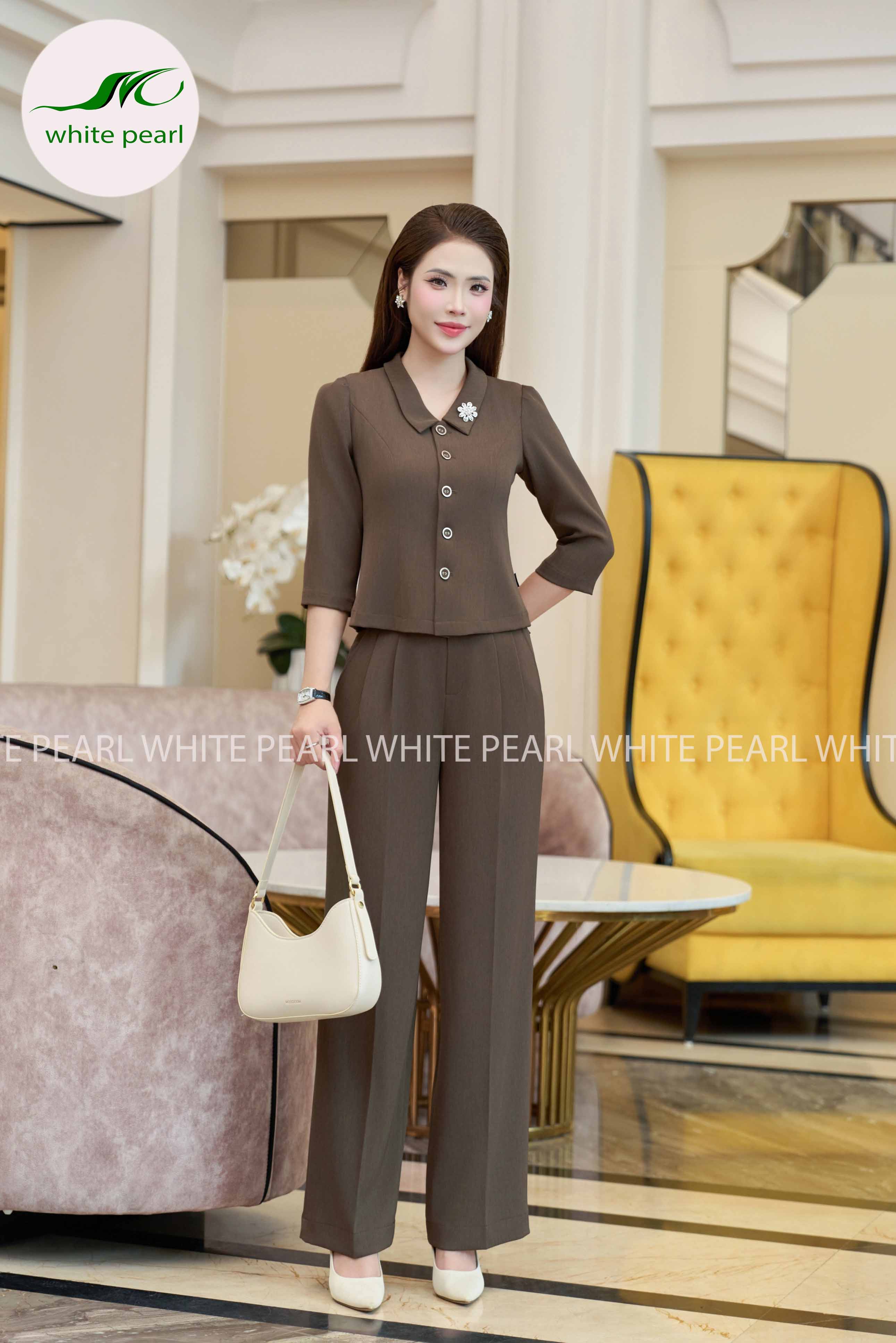 SET Áo ký giả cổ sen vuông  AK26-24 + Quần suông 2 ly Q26-06 Thời trang công sở cao cấp White Pearl