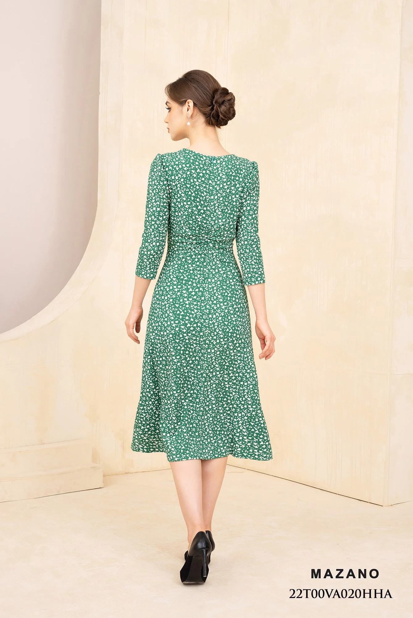 Đầm xanh chấm trắng xoắn ngực eo cao chân rủ