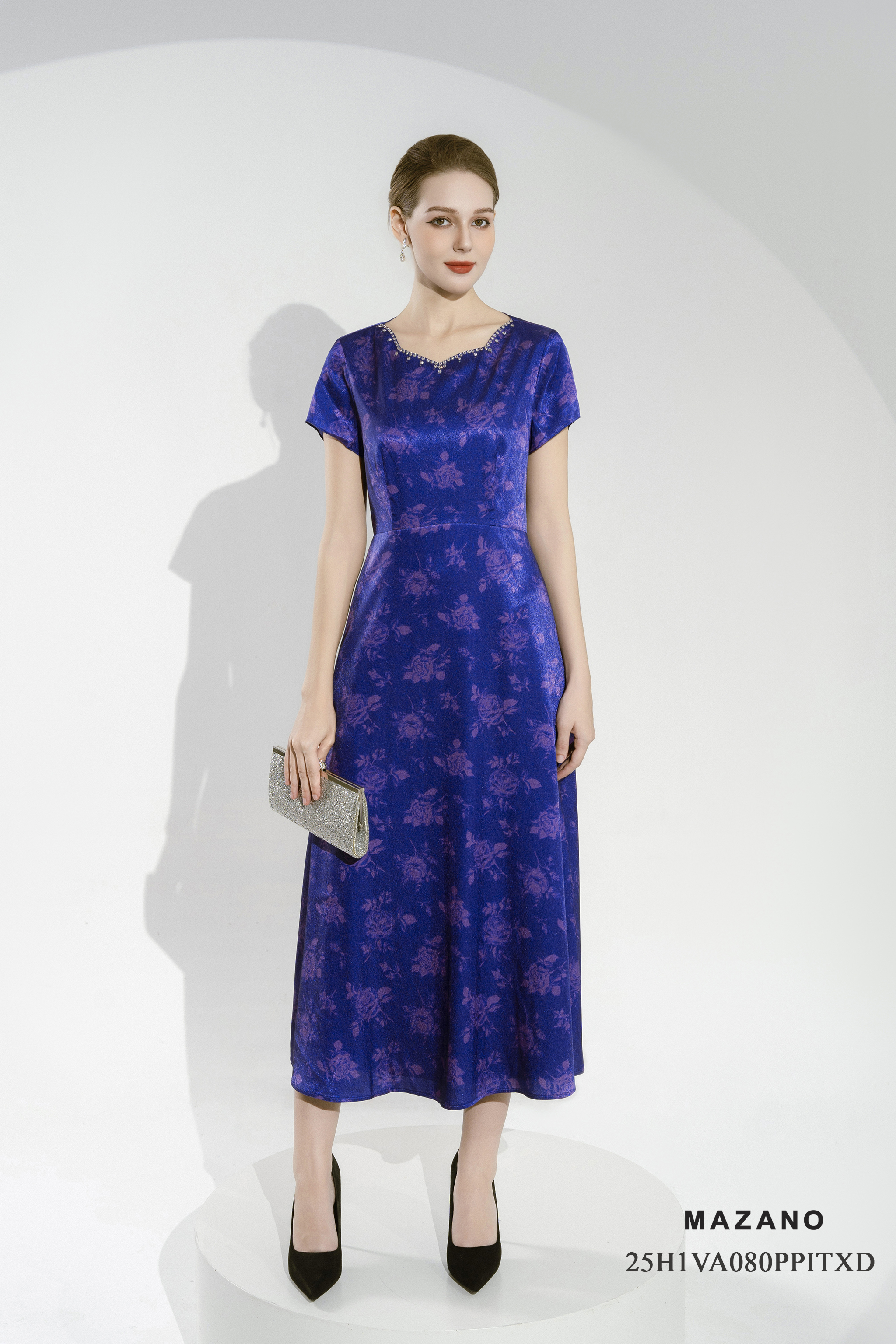 Váy Đầm Ôm Vải lụa vân chìm Hoạ tiết hoa hồng cách điệu Cổ cách điệu Đính đá sang trọng Tay ngắn Dài đến mắt cá chân