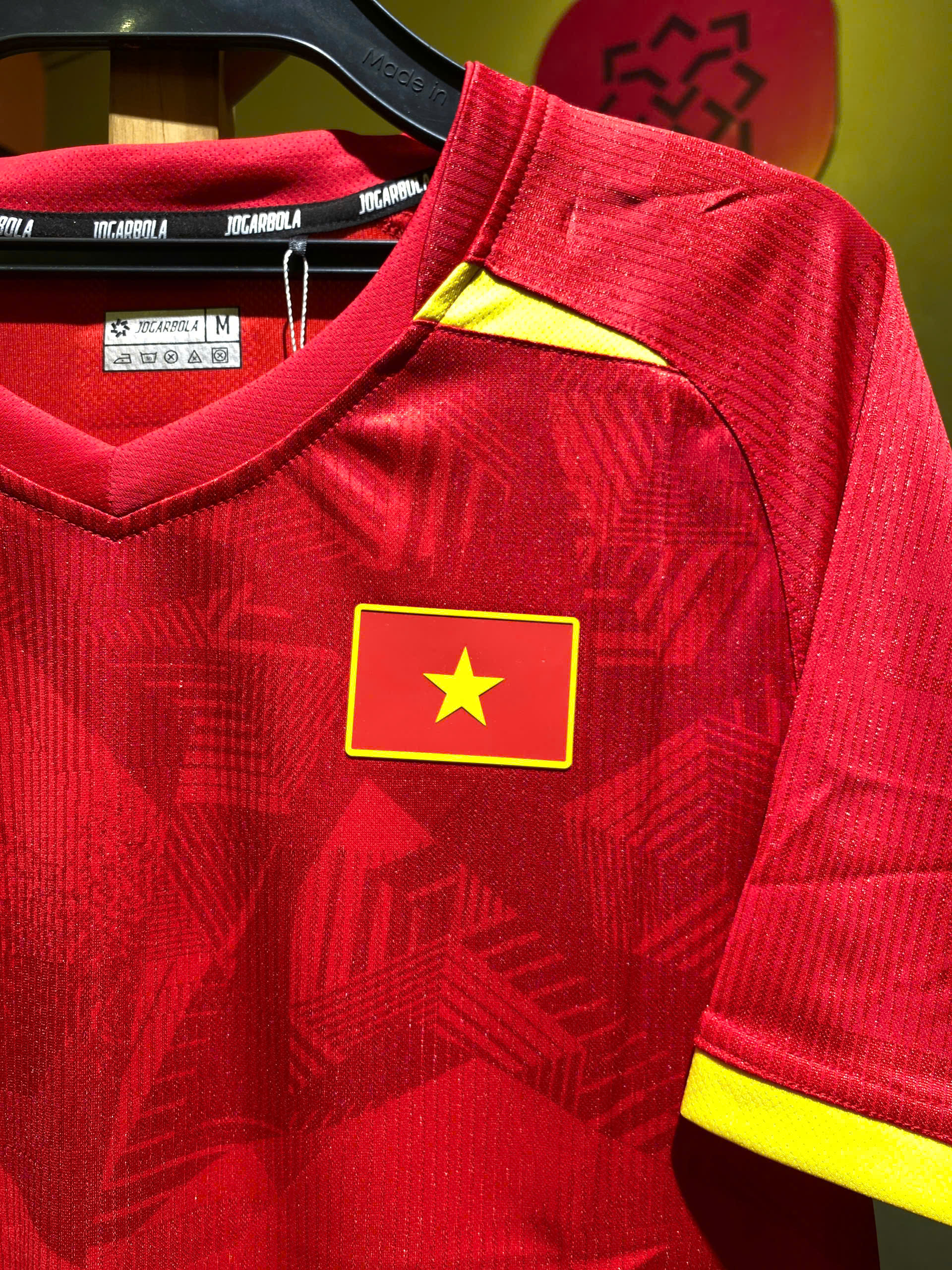 Áo đội tuyển Việt Nam sân nhà đỏ 2025 PLAYER_thumbnail_1