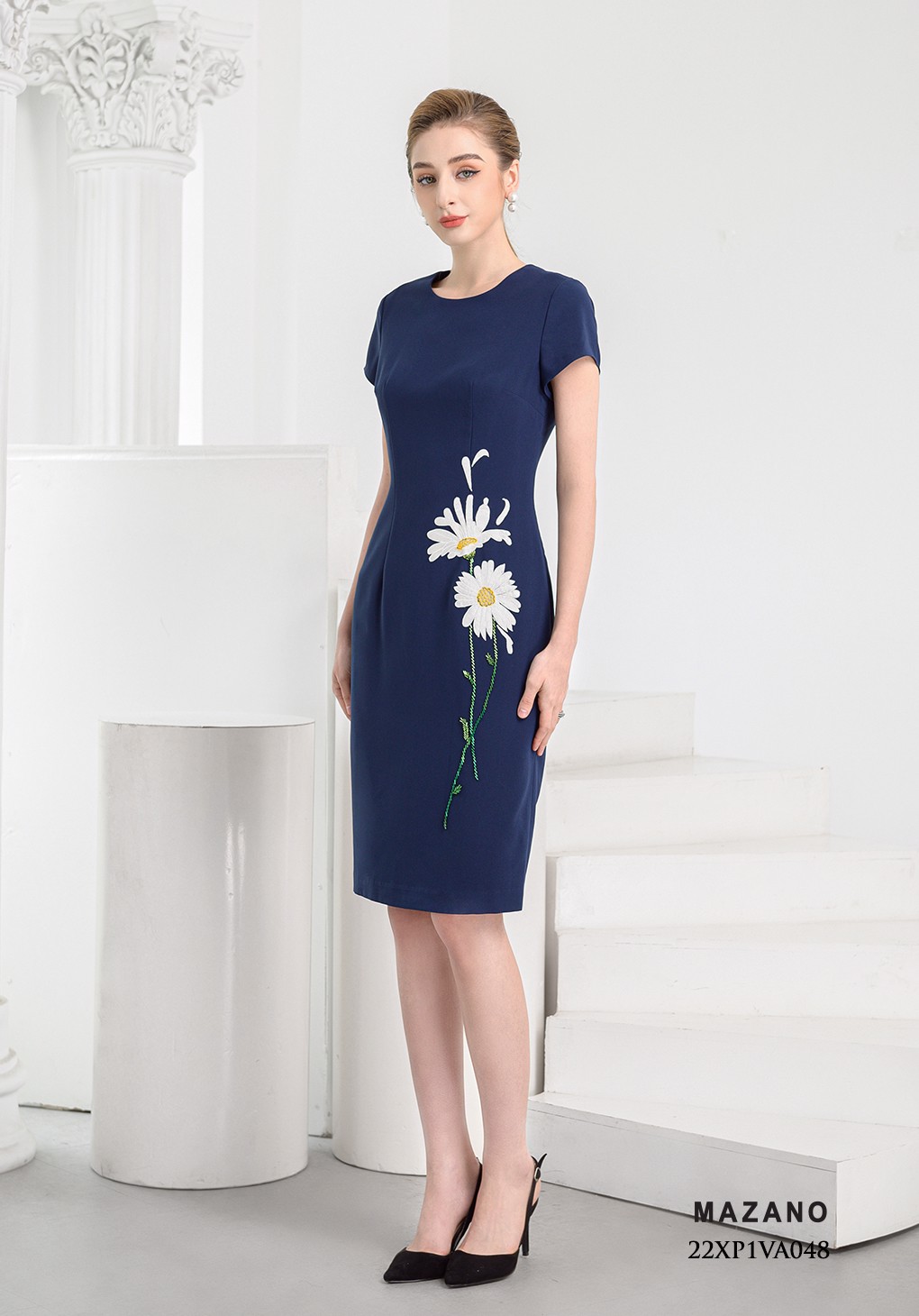 Đầm xanh ôm tay lỡ thêu hoa sườn