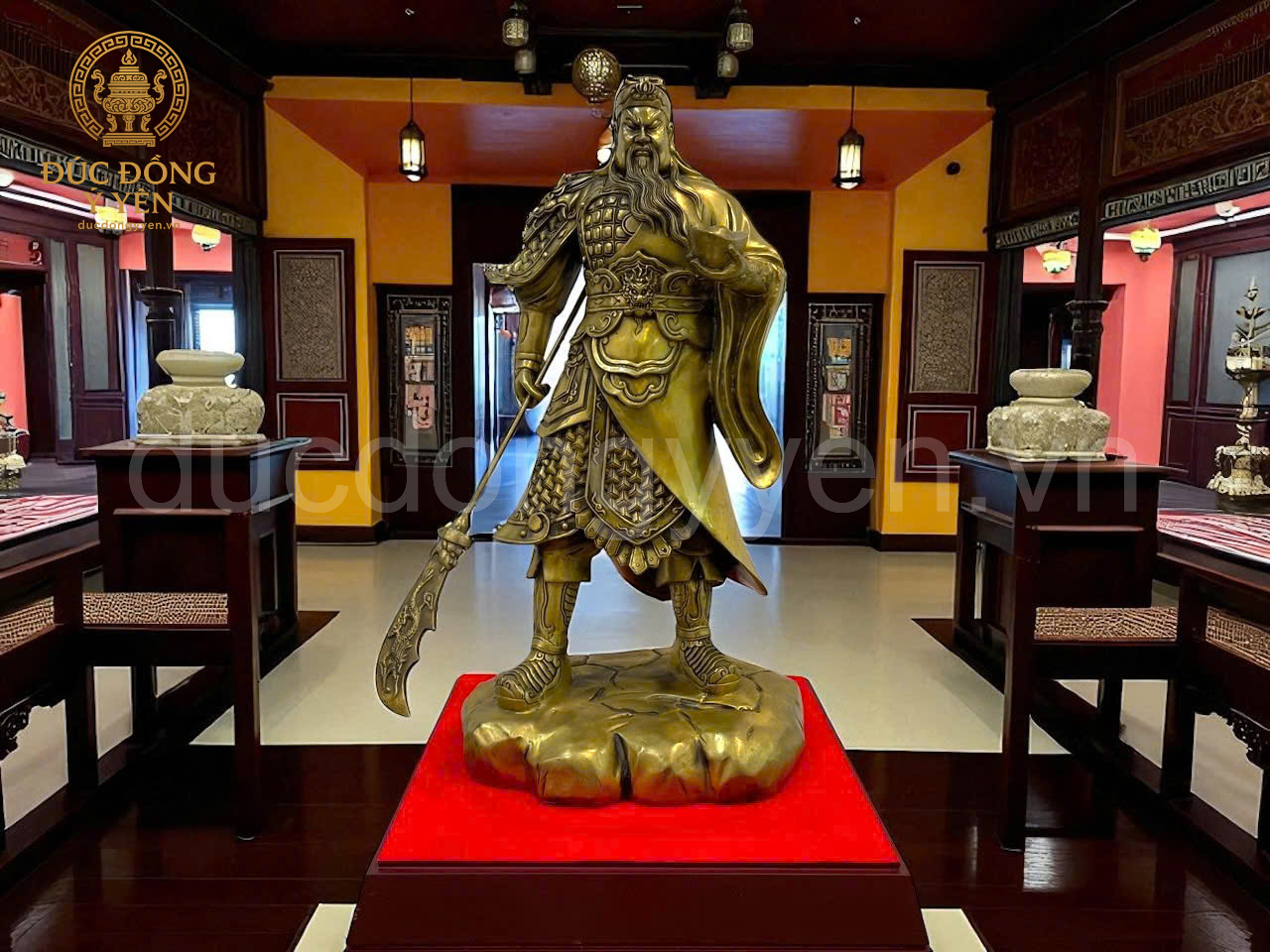 Tượng quan công đứng cầm đao và thoải vàng  bằng đồng cao 39cm 