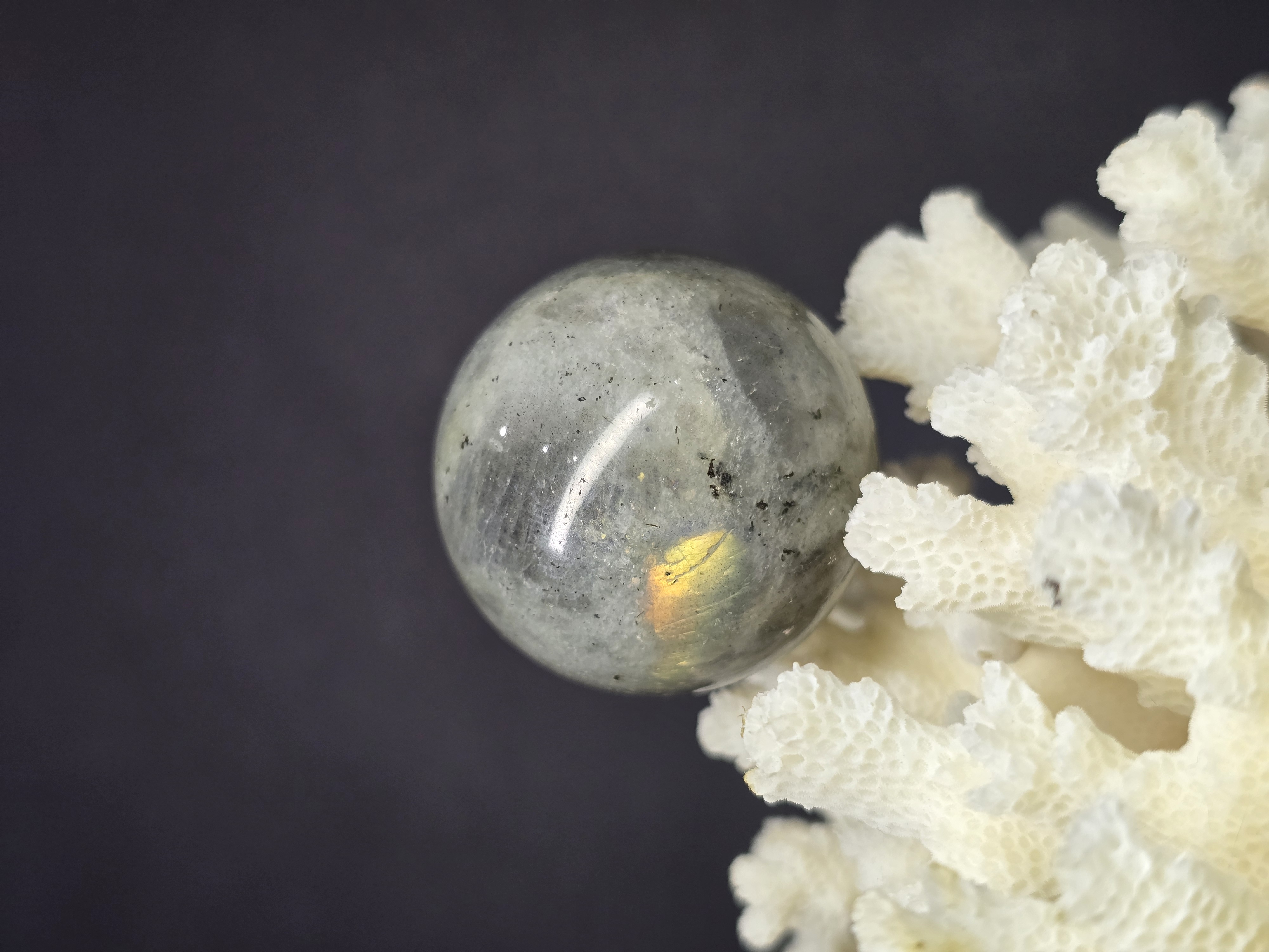 Bi Cầu Mini (<3CM) Labradorite / Đá Xà Cừ / Hắc Nguyệt Quang (tặng kèm đế thủy tinh)