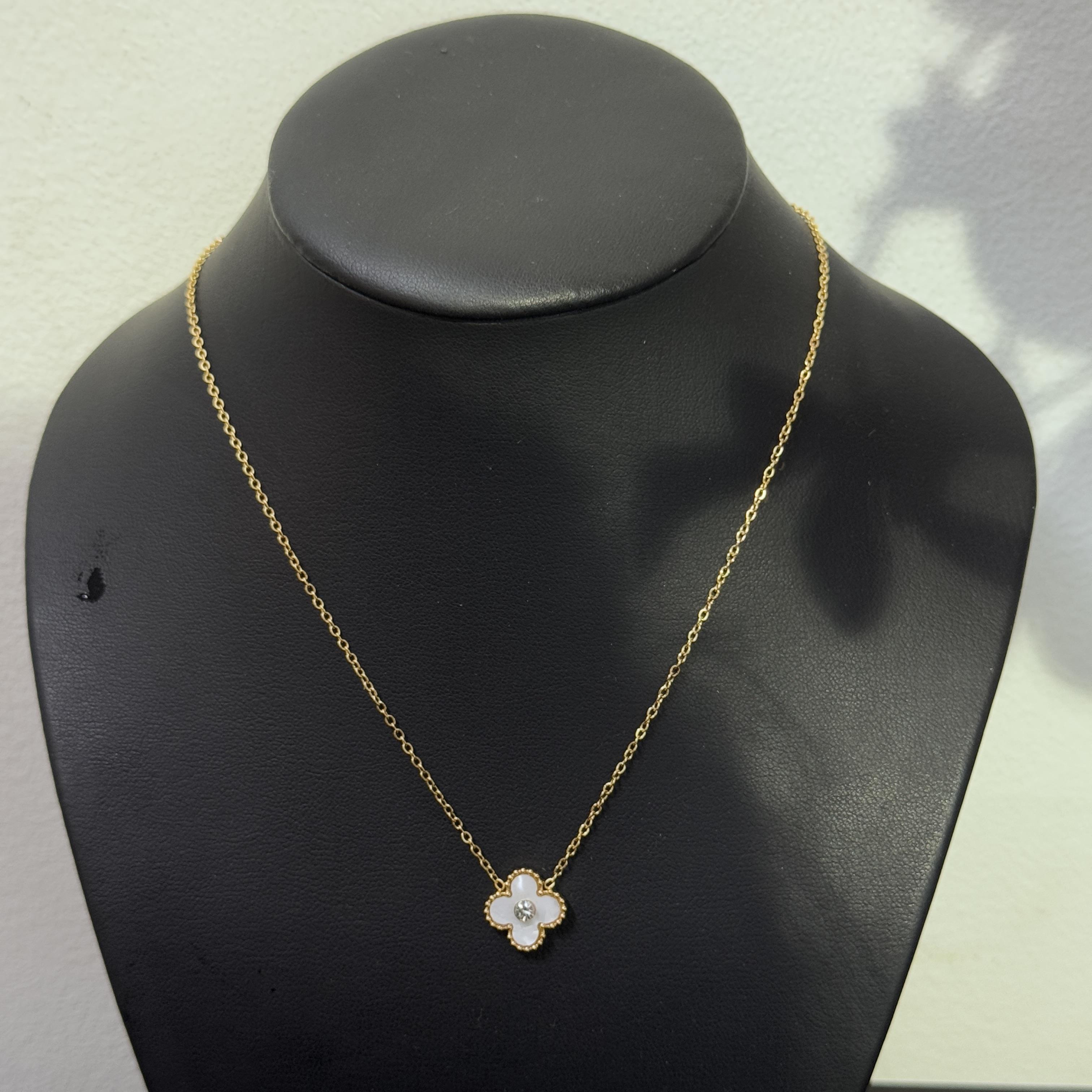 set ba món Van Cleef and Arpels hình nụ trắng titan._thumbnail_3