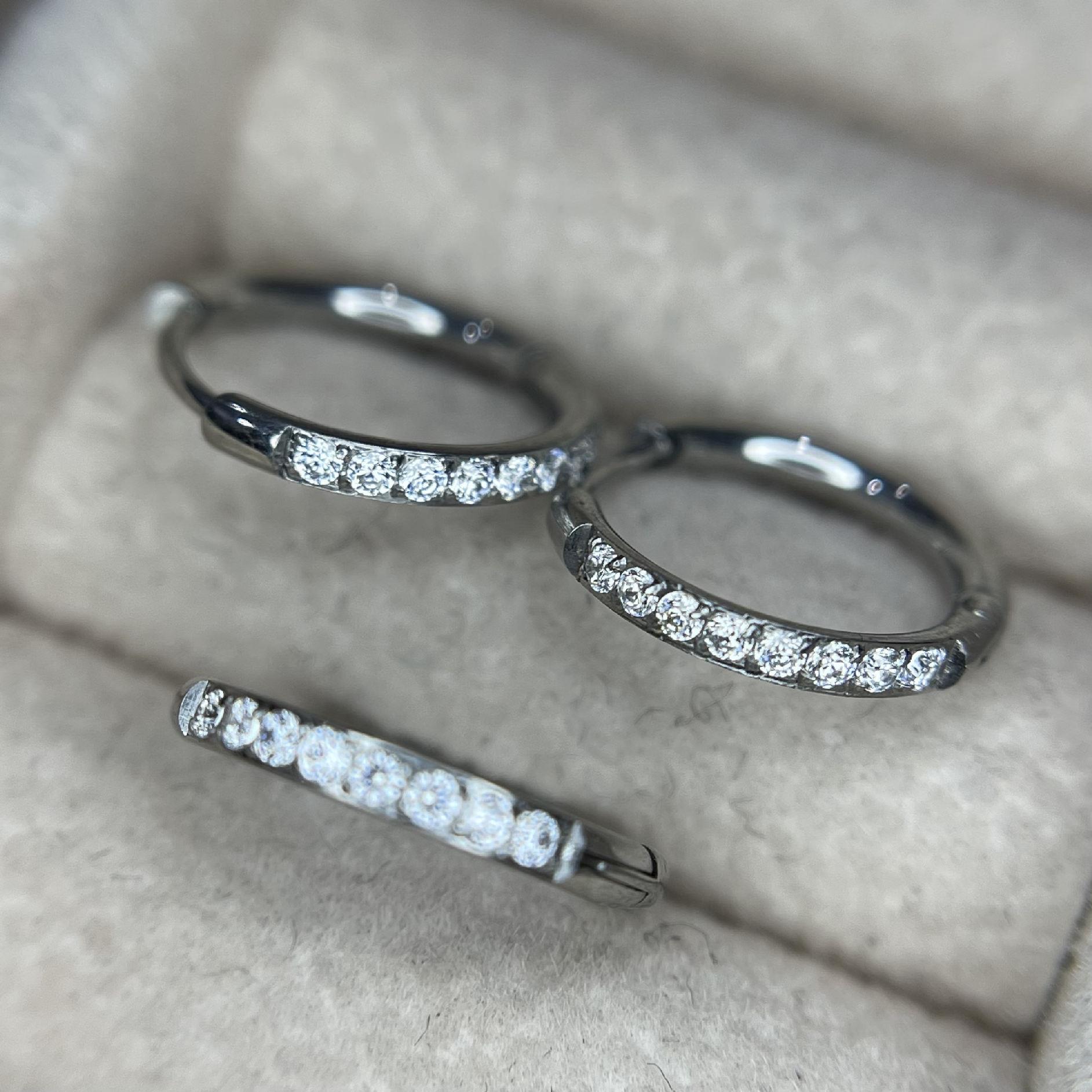 Khuyên vòng kiểu kim cương nửa vòng đá 10mm dày 1.6.