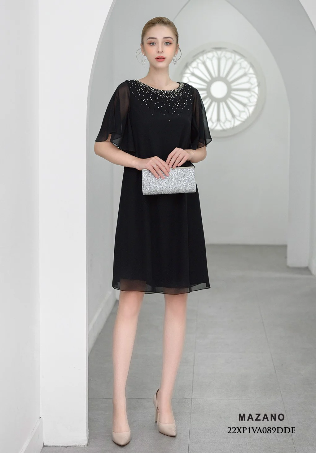 Đầm đen suông tay rủ đính đá cổ_thumbnail_4