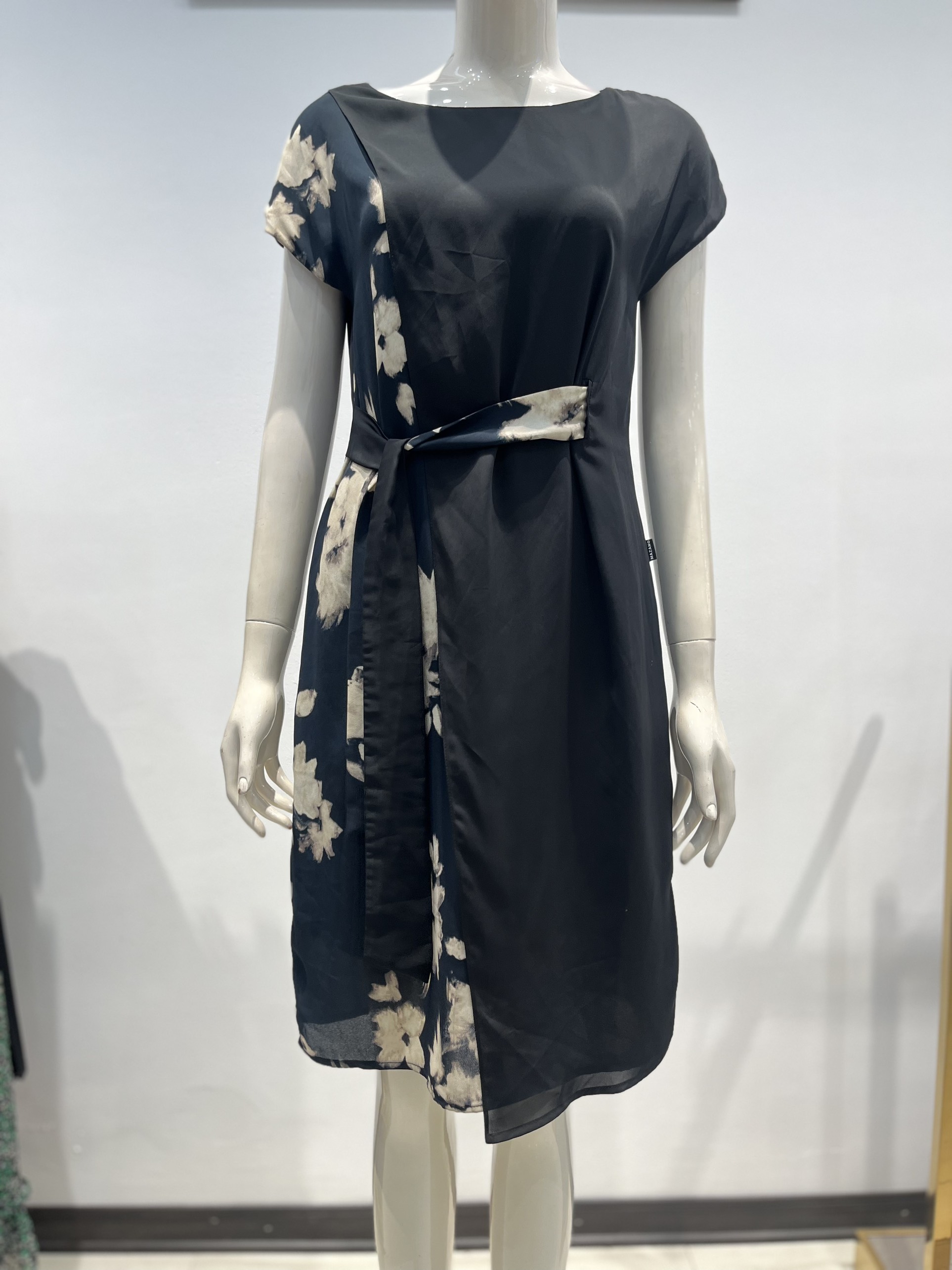 Váy họa tiết thắt đai cách điệu