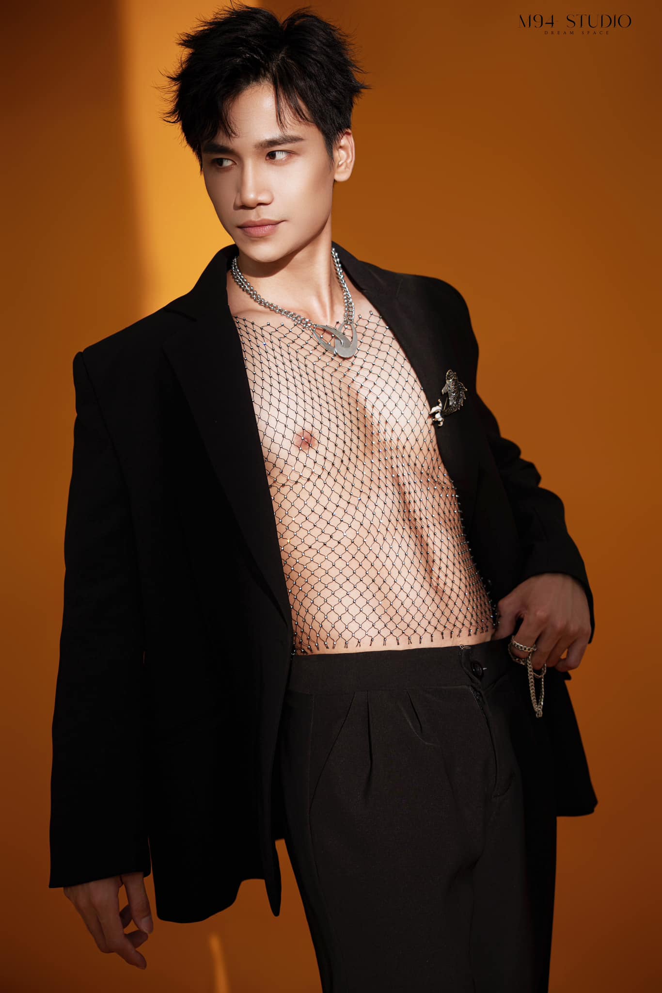 Suit đen cá tính – Lịch lãm & nổi bật_thumbnail_3