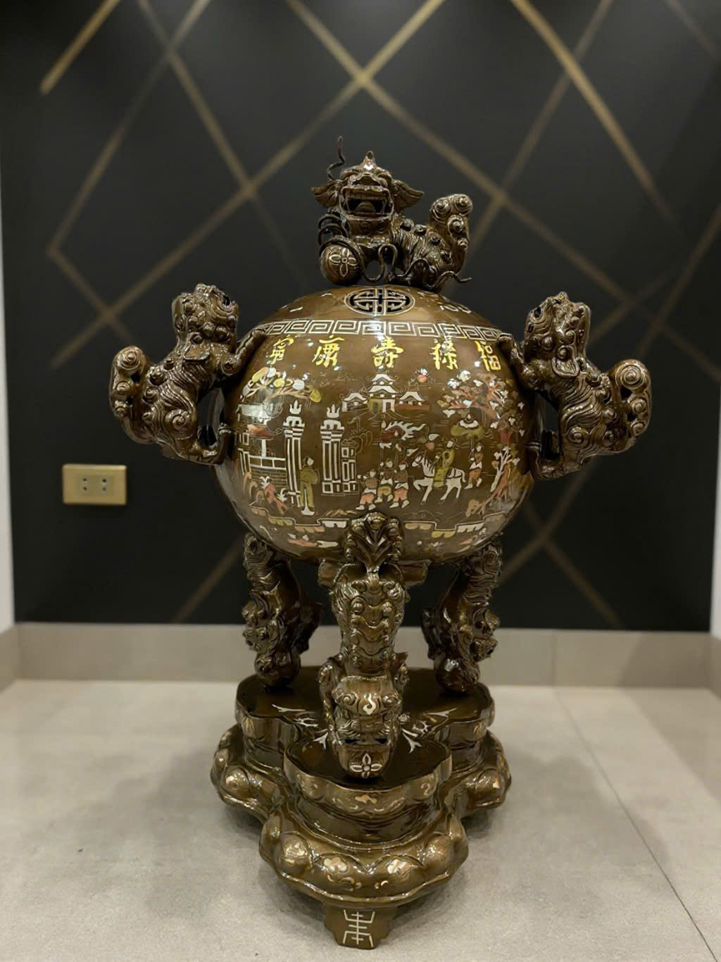 Đỉnh thất lân vờn cầu cao 90cm khảm tam khí dát vàng 5 chữ 