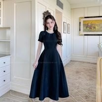 Váy cổ tròn xẻ vai