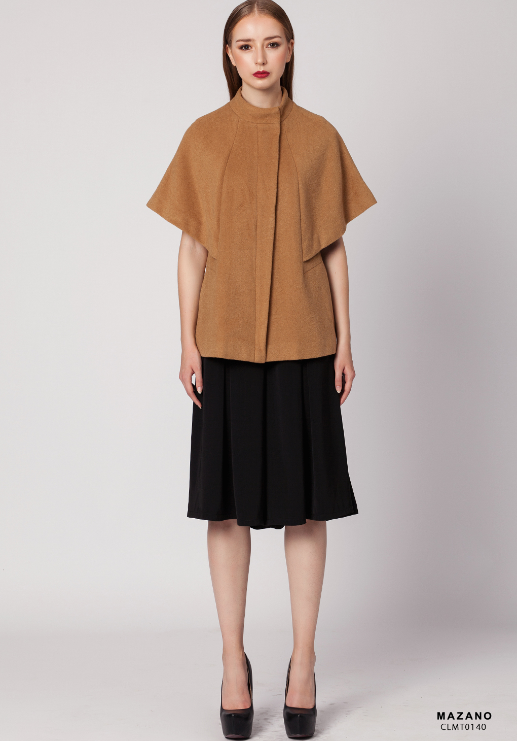 Măng tô nâu cổ lọ cánh dơi