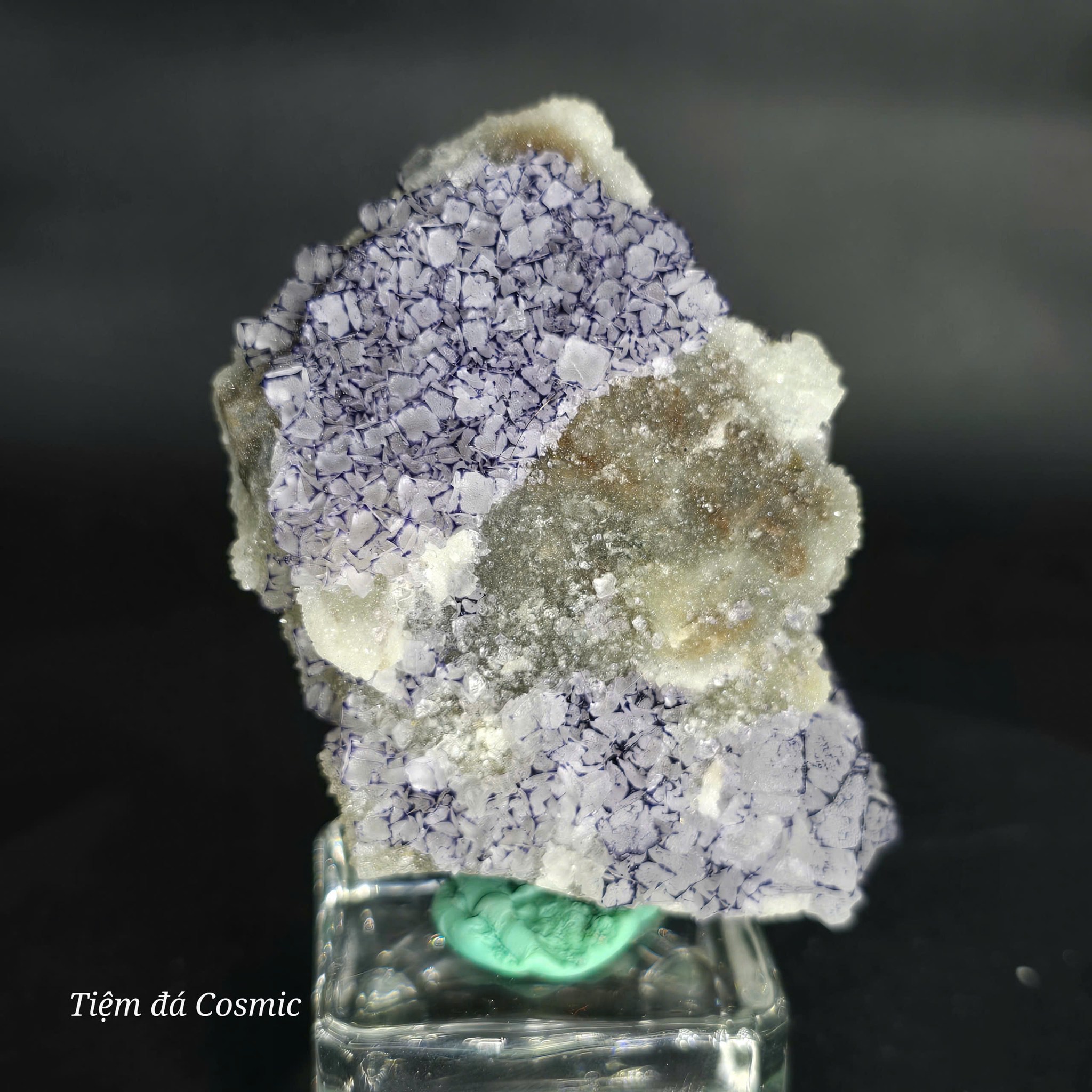 Tinh thể QR Code Fluorite trên nền thạch anh