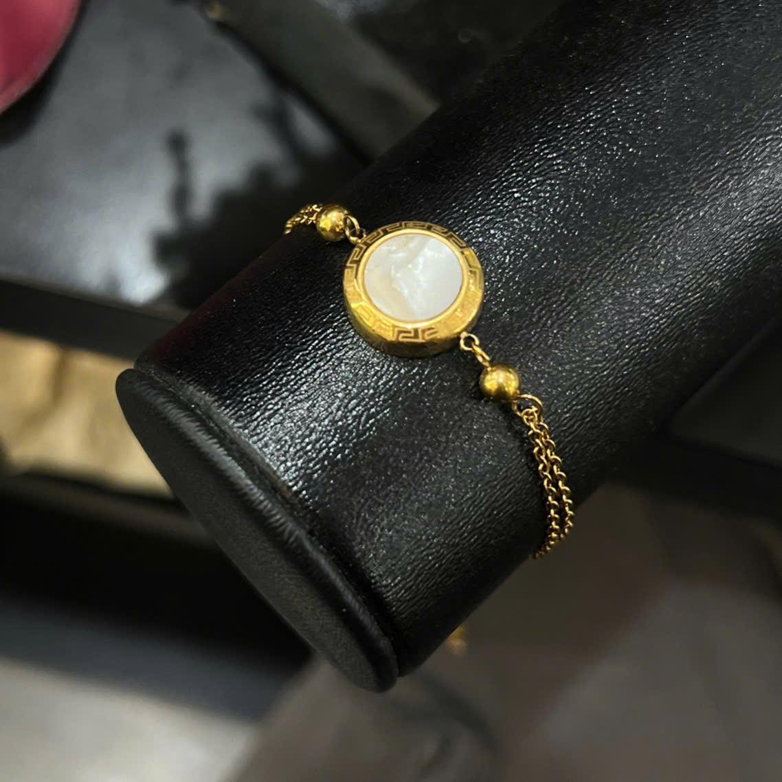 vòng tay titan vàng charm tròn xà cừ trắng_thumbnail_2