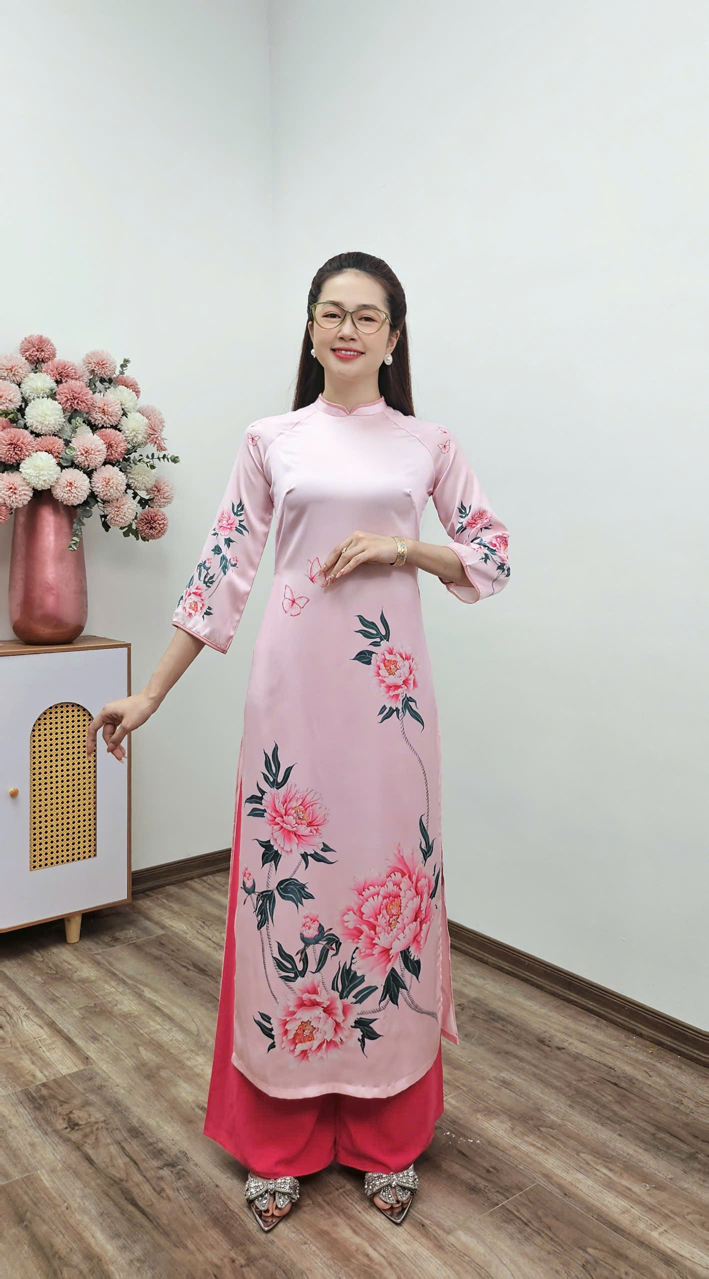 CT275 áo dài cách tân lụa ngọc trai cổ 2p tay loe màu hồng nhạt in hoa_thumbnail_1