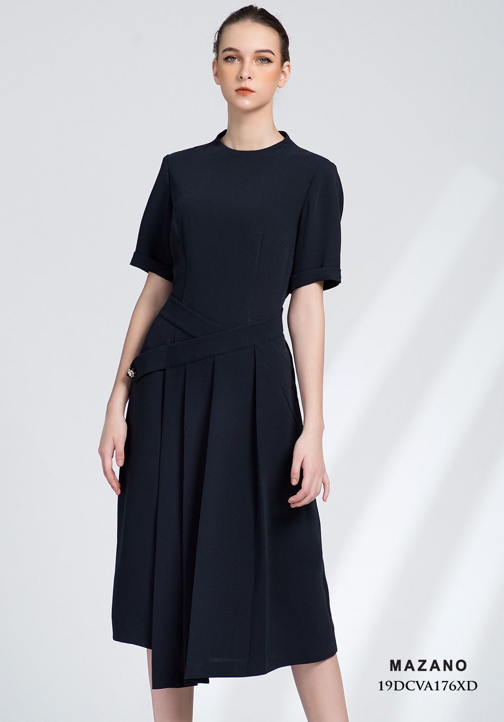 Đầm xanh thân ôm vạt xếp ly