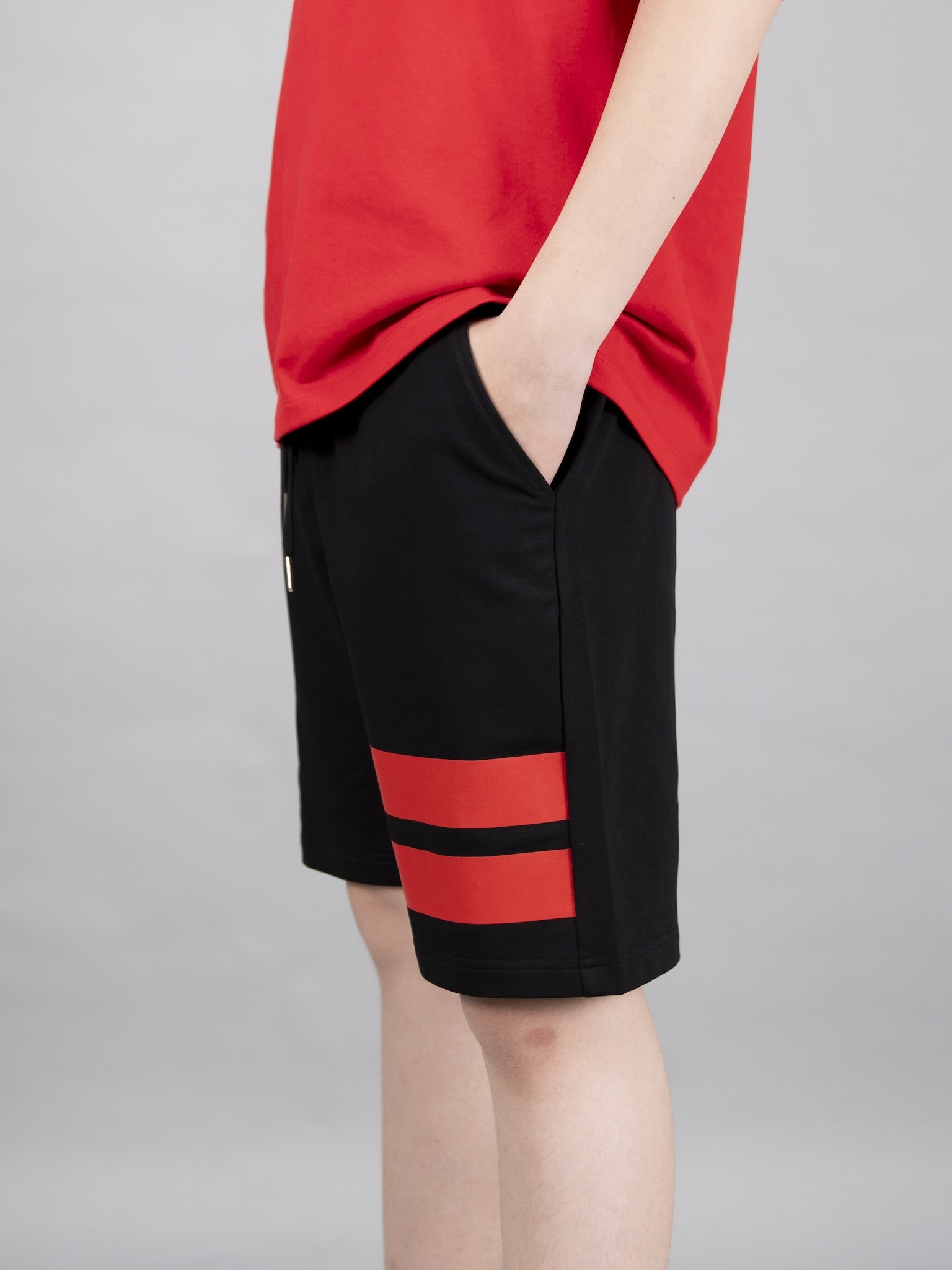 Quần short da cá đen in 2 sọc đỏ_thumbnail_2