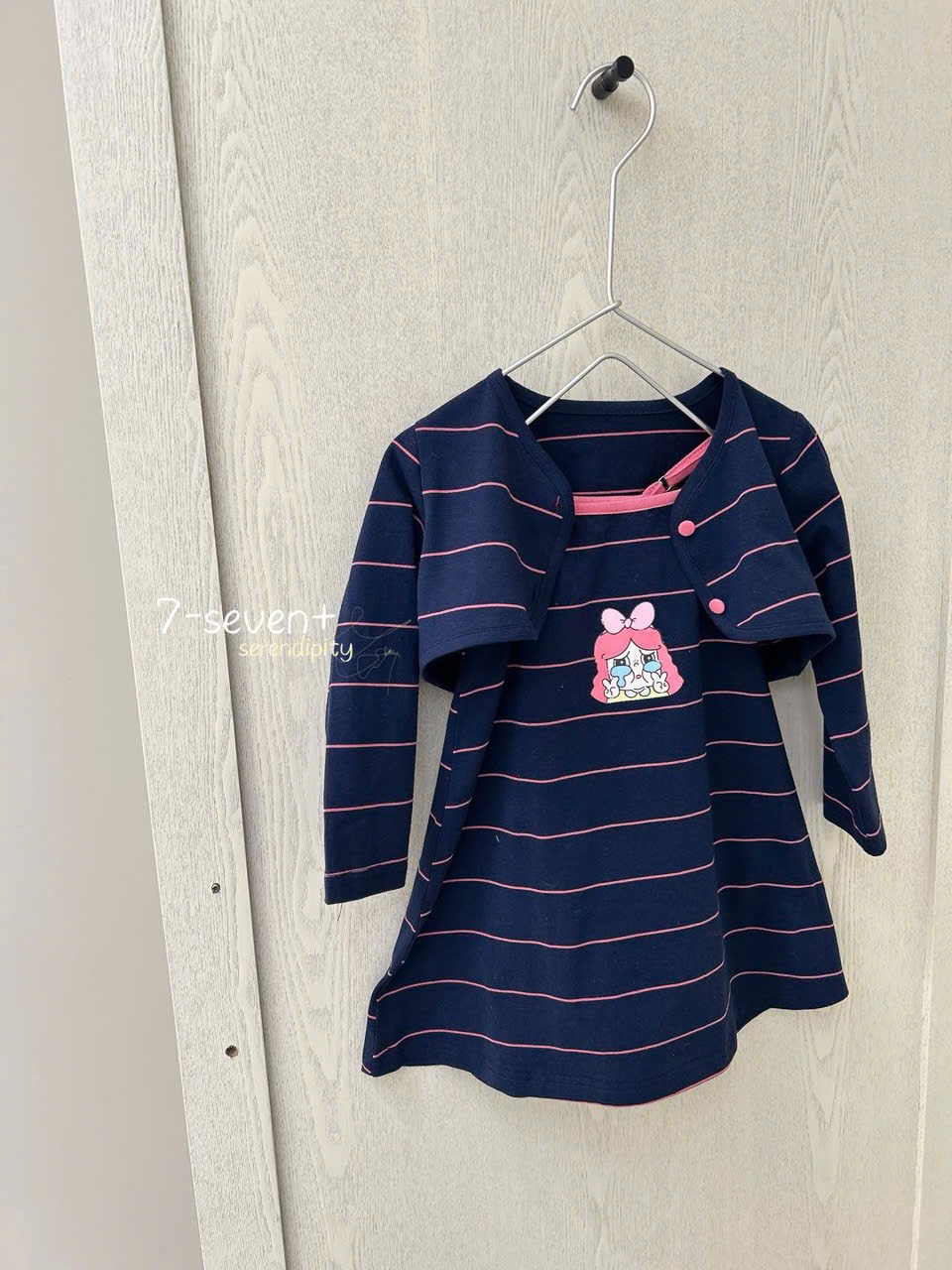 (H141) Set váy 2 dây navy kẻ hồng kèm áo cardigan mỏng hãng Seven