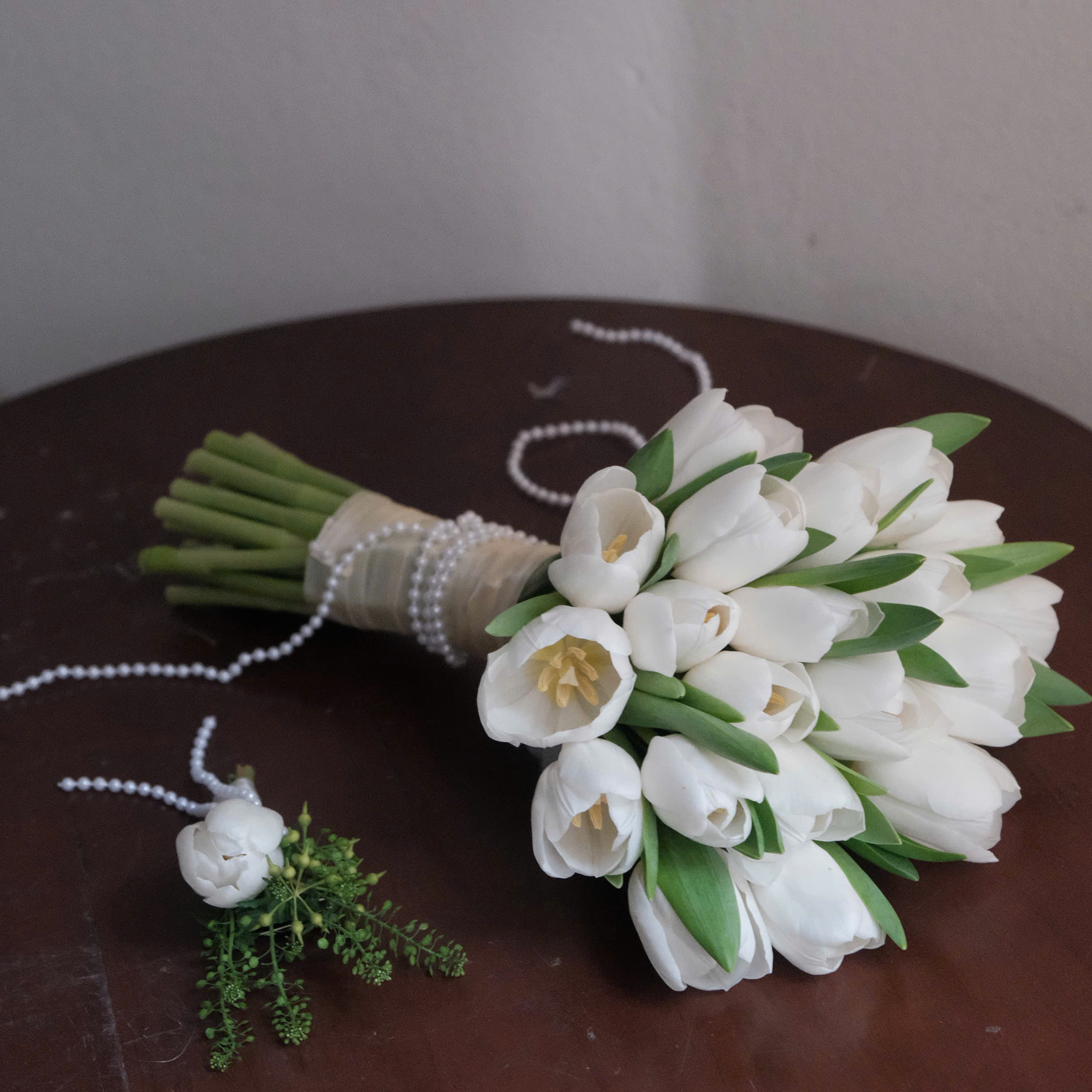 Bó hoa cưới Tulip trắng_thumbnail_2